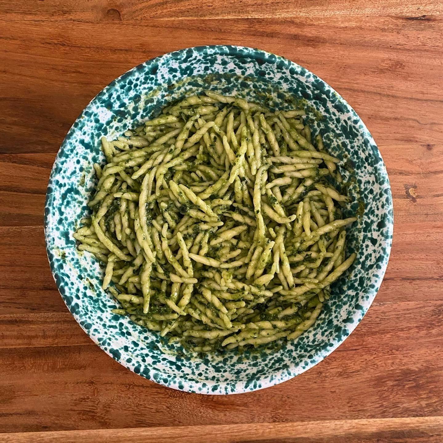 Eine Schüssel Pasta: Was gibt es Schöneres? Hier Strozzapreti mit selbstgemachtem Pesto. Wahnsinnig gut!
