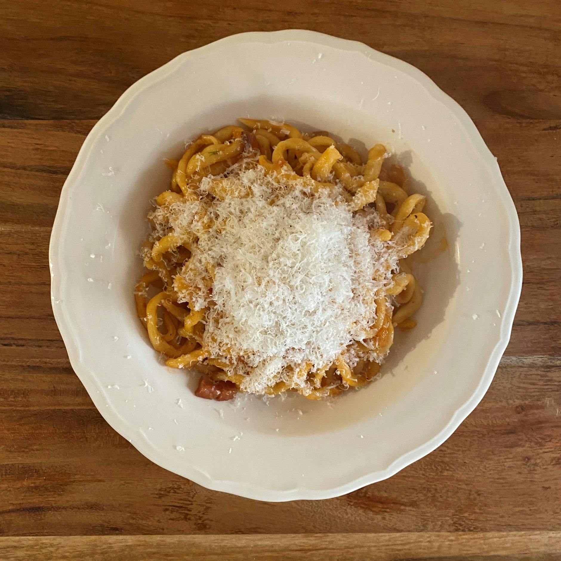 Bucatini all’Amatriciana: Hier allerdings mit Taglierini, aber egal, Hauptsache es schmeckt!