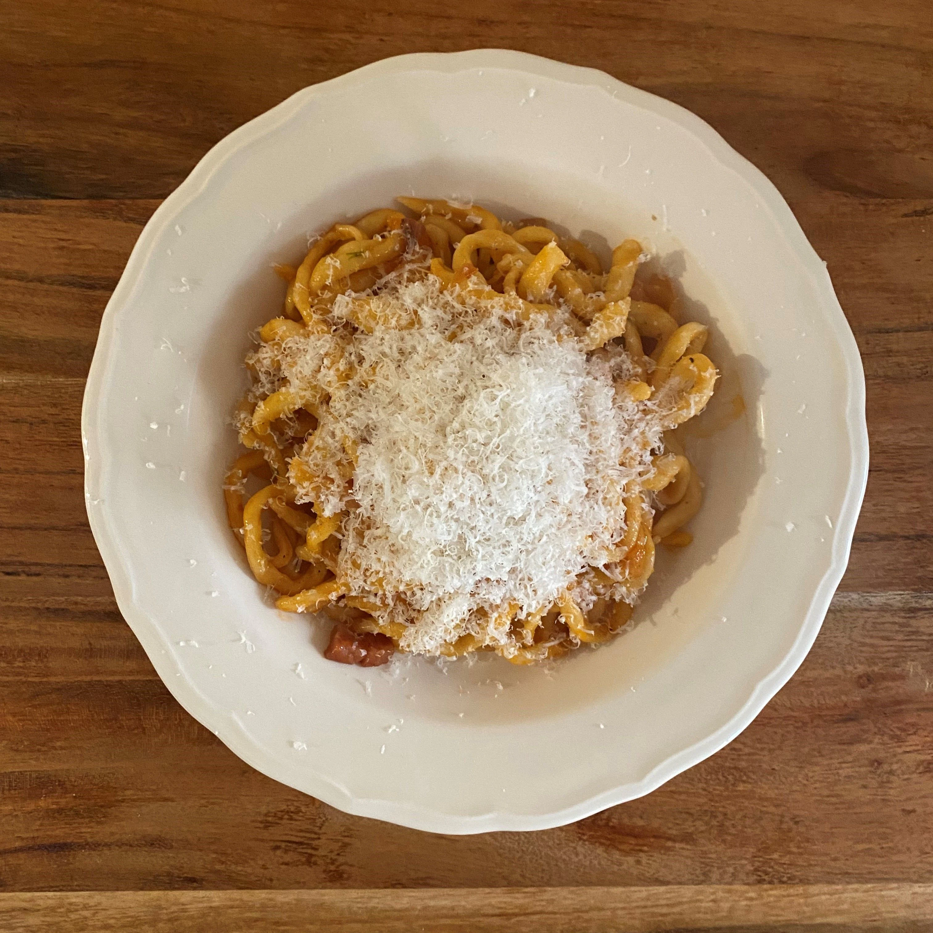Bucatini&nbsp;all’Amatriciana: Hier allerdings mit Taglierini, aber egal, Hauptsache es schmeckt!