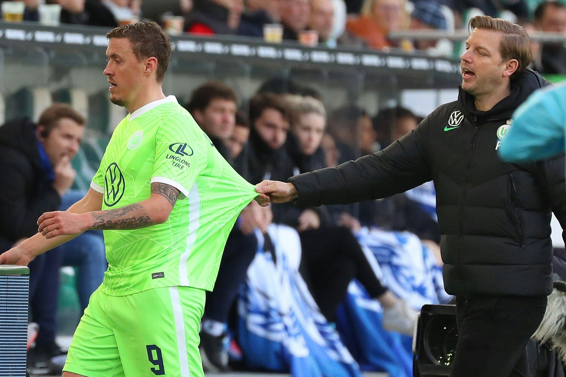 Stehen geblieben, ich hab dir etwas zu sagen! Wolfsburgs Trainer Florian Kohfeldt schnappte sich Max Kruse wegen seiner Pöbelsprüche gegen Magath.