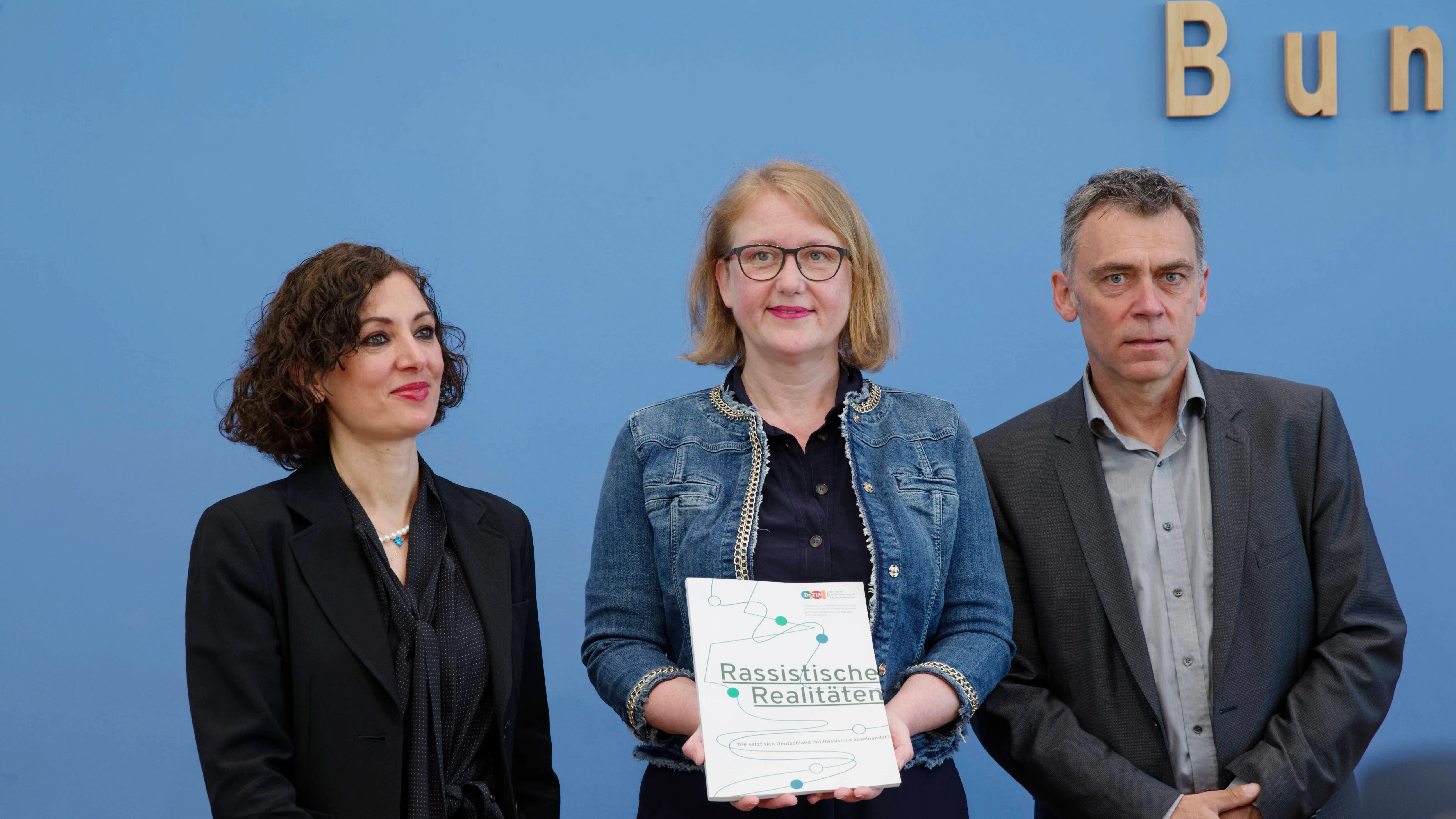Die Familienministerin Lisa Paus (Bündnis 90/Die Grünen, Mitte) stellt den Nationalen Diskriminierungs- und Rassismusmonitor vor. Neben ihr Frank Kalter, Direktor des Deutschen Zentrums für Integrations- und Migrationsforschung (DeZIM), und Naika Foroutan, Direktorin des DeZIM.