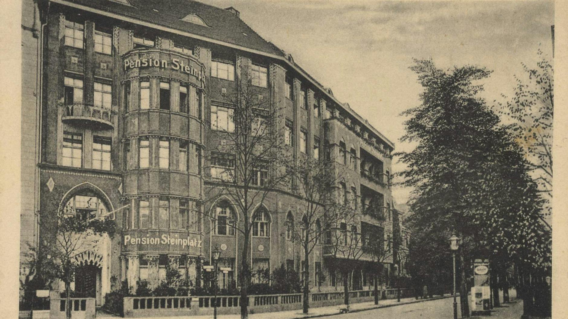 Was und wen hat dieses Gebäude am Steinplatz schon alles gesehen! Es wurde als Wohnhaus gebaut und machte sich als Pension einen Namen. Hier ist es auf einer Postkarte um 1910 abgebildet.