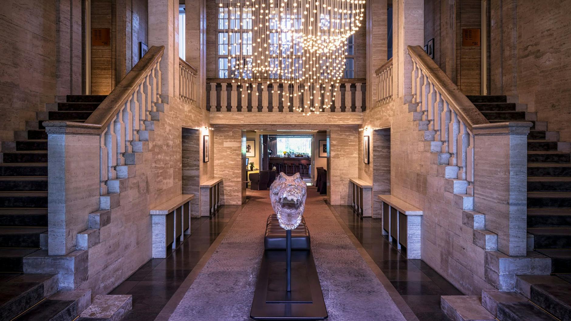 Monumental neoklassizistisch empfängt Das Stue seine Gäste. Die Eingangshalle des Gebäudes, 1938 bis 1940 für die Königlich Dänische Gesandtschaft gebaut, strotzt vor Travertin und Granit.