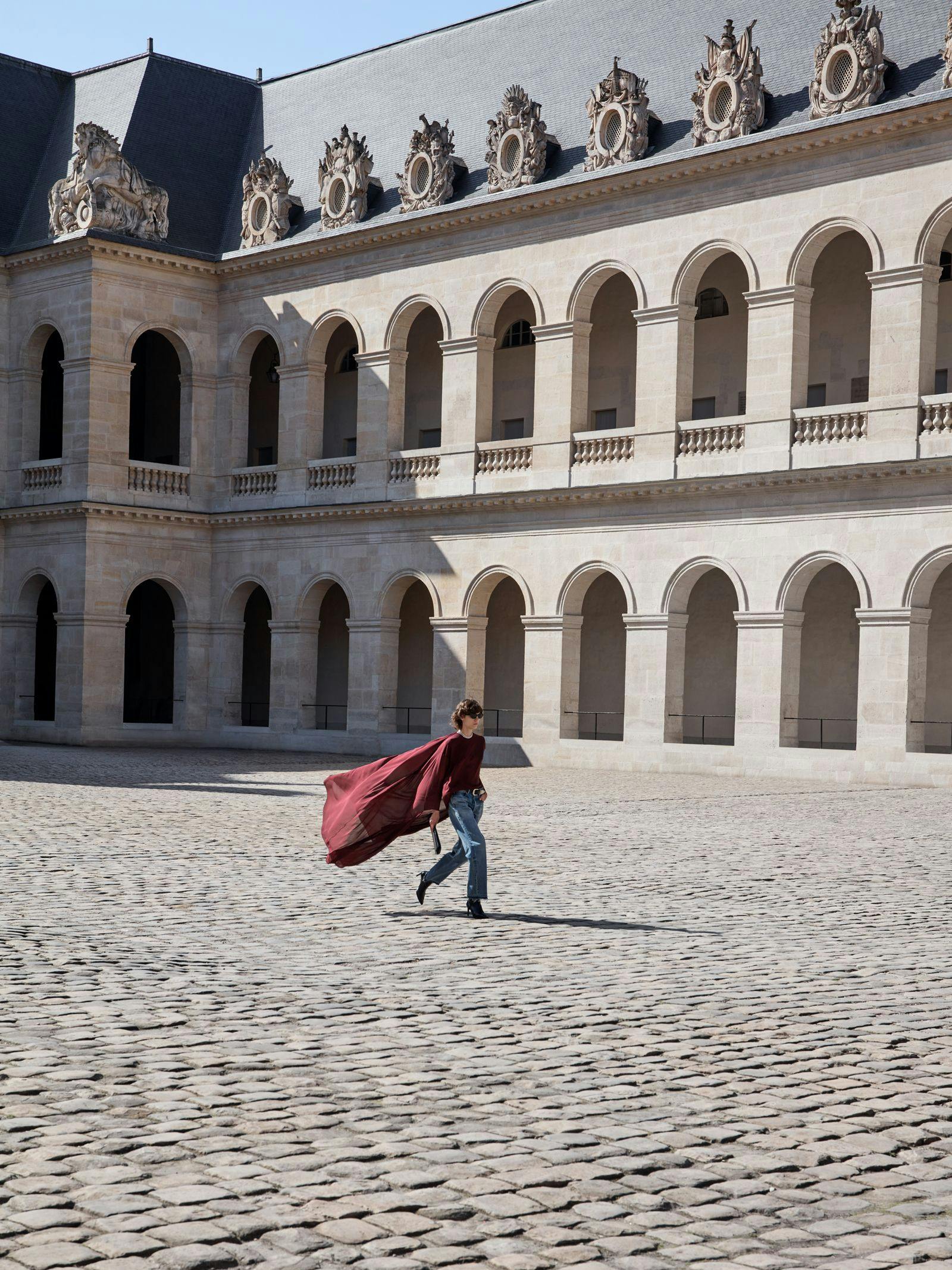 Der zweite Drehort des neuen Celine-Videos ist das Hôtel des Invalides aus dem 17. Jahrhundert, das sich im 7. Pariser Arrondissement. Ein Highlight der Kollektion ist das Longsleeve mit Schleppe.