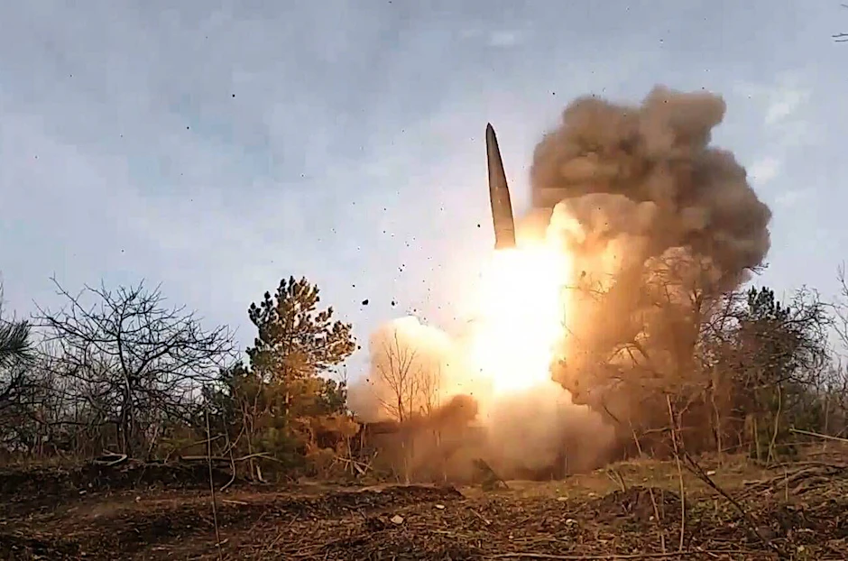 Start einer nuklearwaffenfähigen russischen Iskander-Rakete.