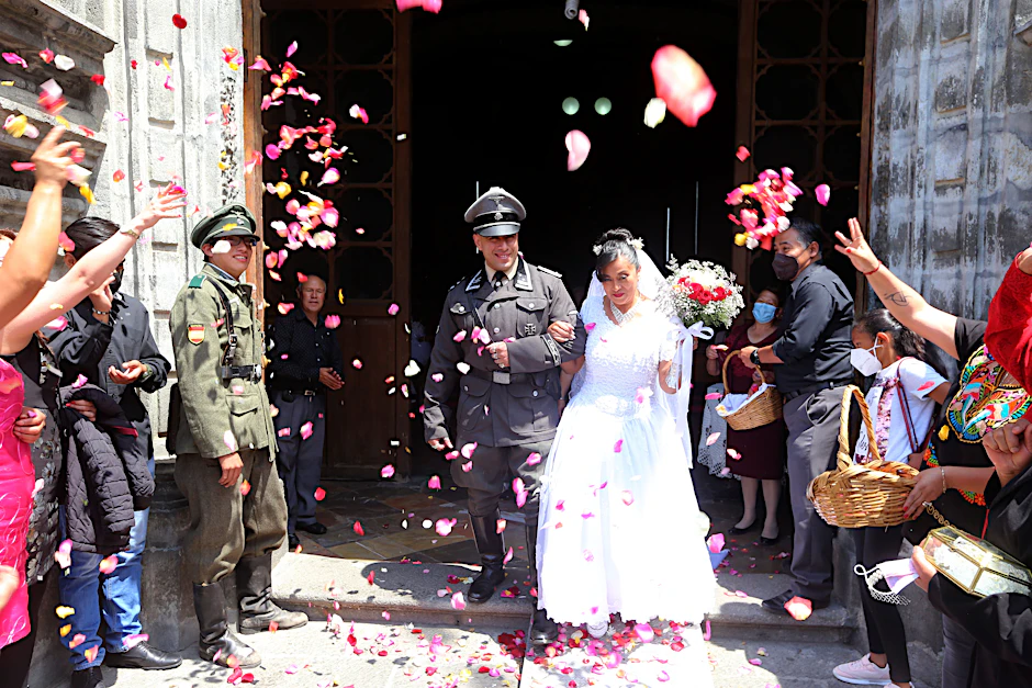 Nazi-Hochzeit in Mexiko mit Nazi-Uniformen und SS-Symbolen: Fernando und seine Frau Josefina sind glühende Führer-Fans.