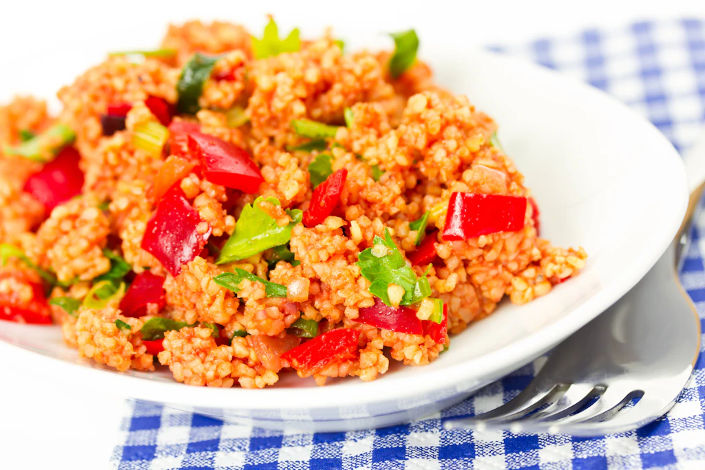 Perfekte Grill-Beilage: Mit diesem simplen Rezept zaubern Sie einen köstlichen Bulgur-Salat in 30 Minuten!