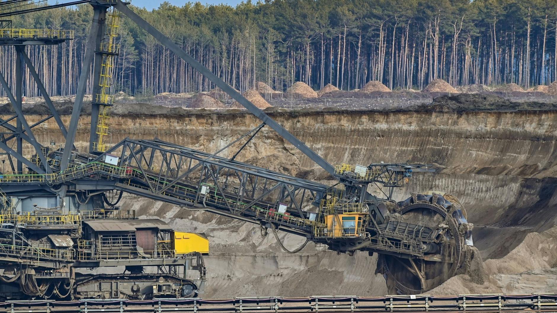Ein Schaufelradbagger trägt Erde im Braunkohletagebau Jänschwalde ab.