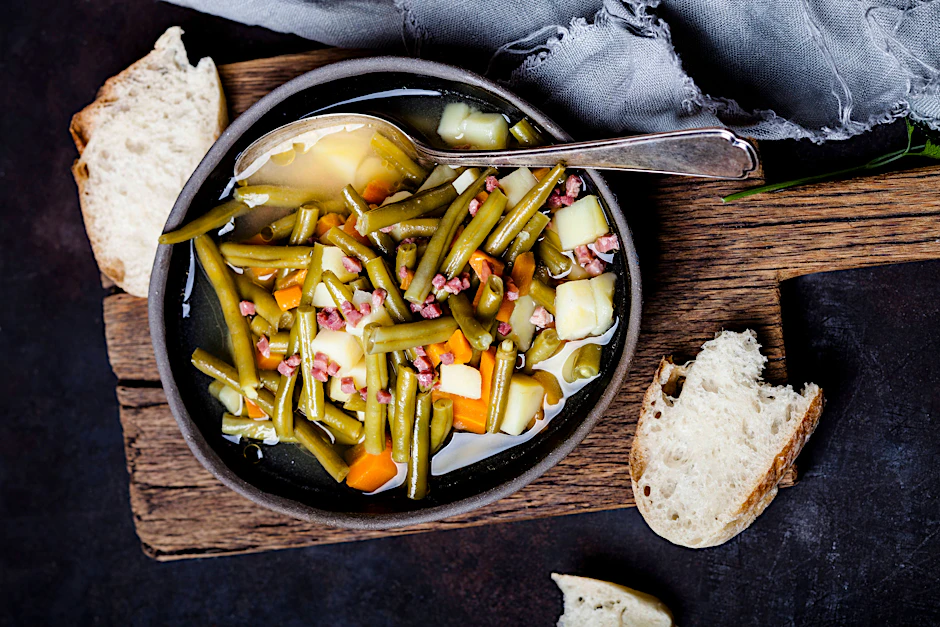 Diese köstliche Bohnensuppe ist schnell gekocht - und wärmt mit Speck, Gewürzen und leckerem Gemüse von innen.