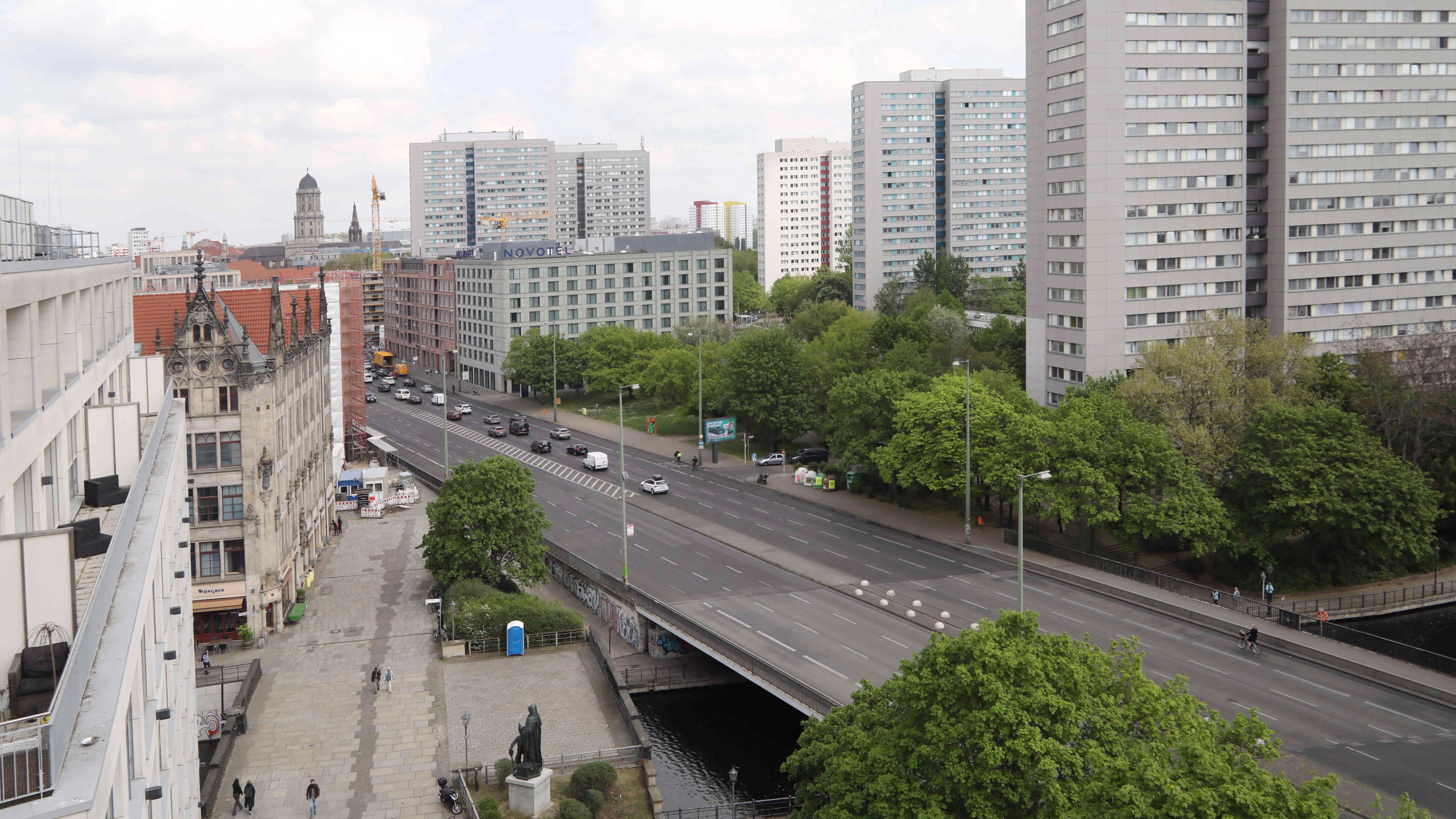 Der Bereich aus der Vogelperspektive: links die alte Gertraudenbrücke, rechts die neue, dahinter die Fischerinsel.