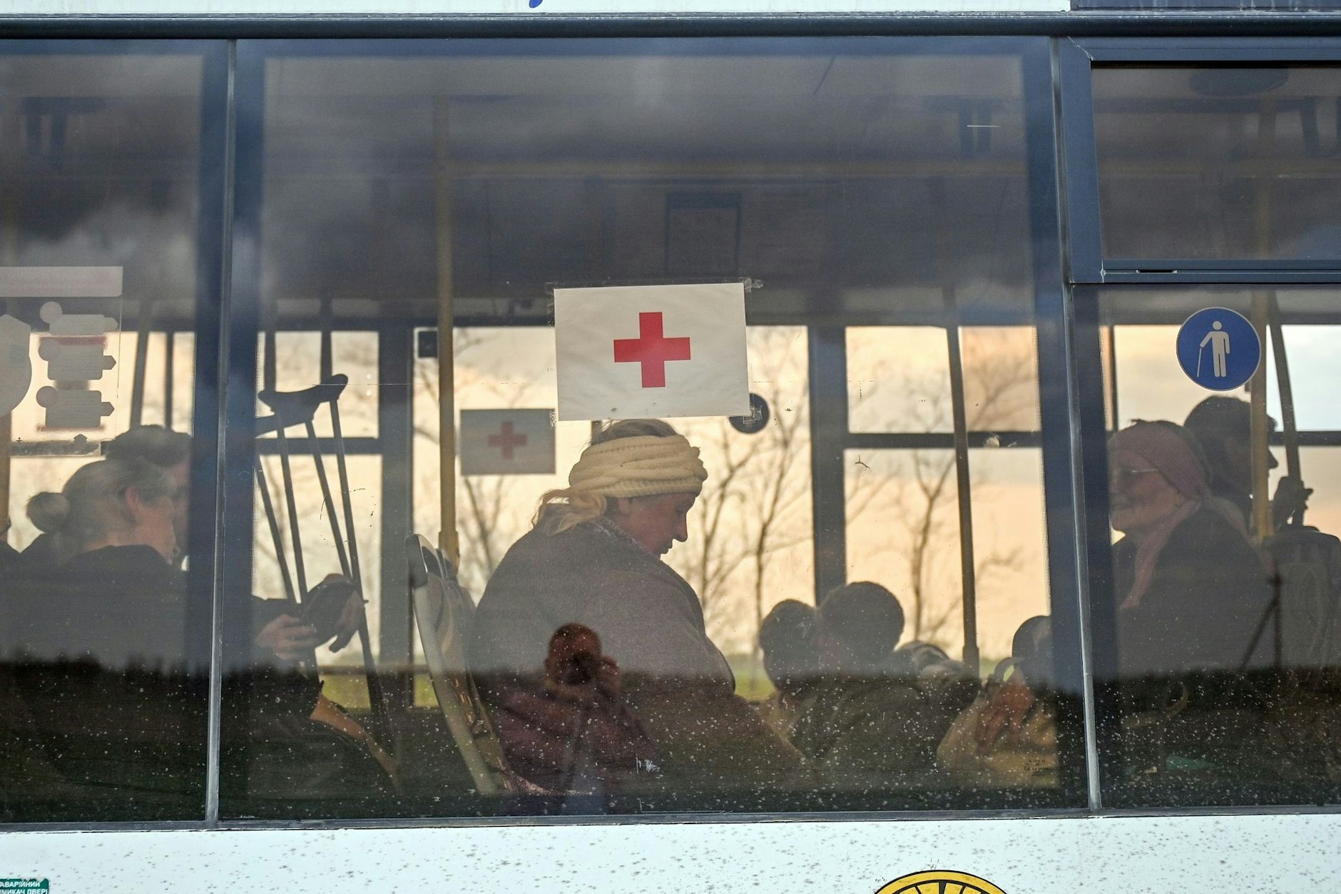 Aus Mariupol geflüchtete Menschen - darunter auch solche, die fast zwei Monate im Schutzraum des Stahlwerks Azovstal verbracht haben - kommen im südukrainischen Saporischschja an.