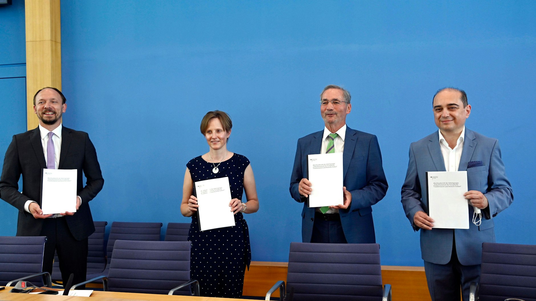 Marco Wanderwitz, Gwendolyn Sasse, Matthias Platzeck und Basil Kerski bei der Pressekonferenz des Zukunftszentrums für Deutsche Einheit und Europäische Transformation im Haus der Bundespressekonferenz im Sommer 2021.
