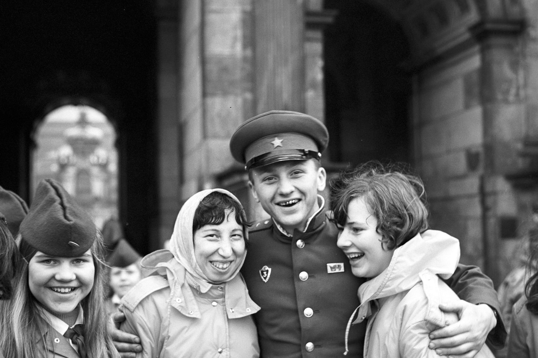 Es gab sowjetische Panzer am 17. Juni 1953, aber auch das: Gute Laune bei einem Treffen von Sowjetsoldaten mit Jugendlichen während eines deutsch-sowjetischen Jugendfestivals vor dem Zwinger in Dresden im Oktober 1970.
