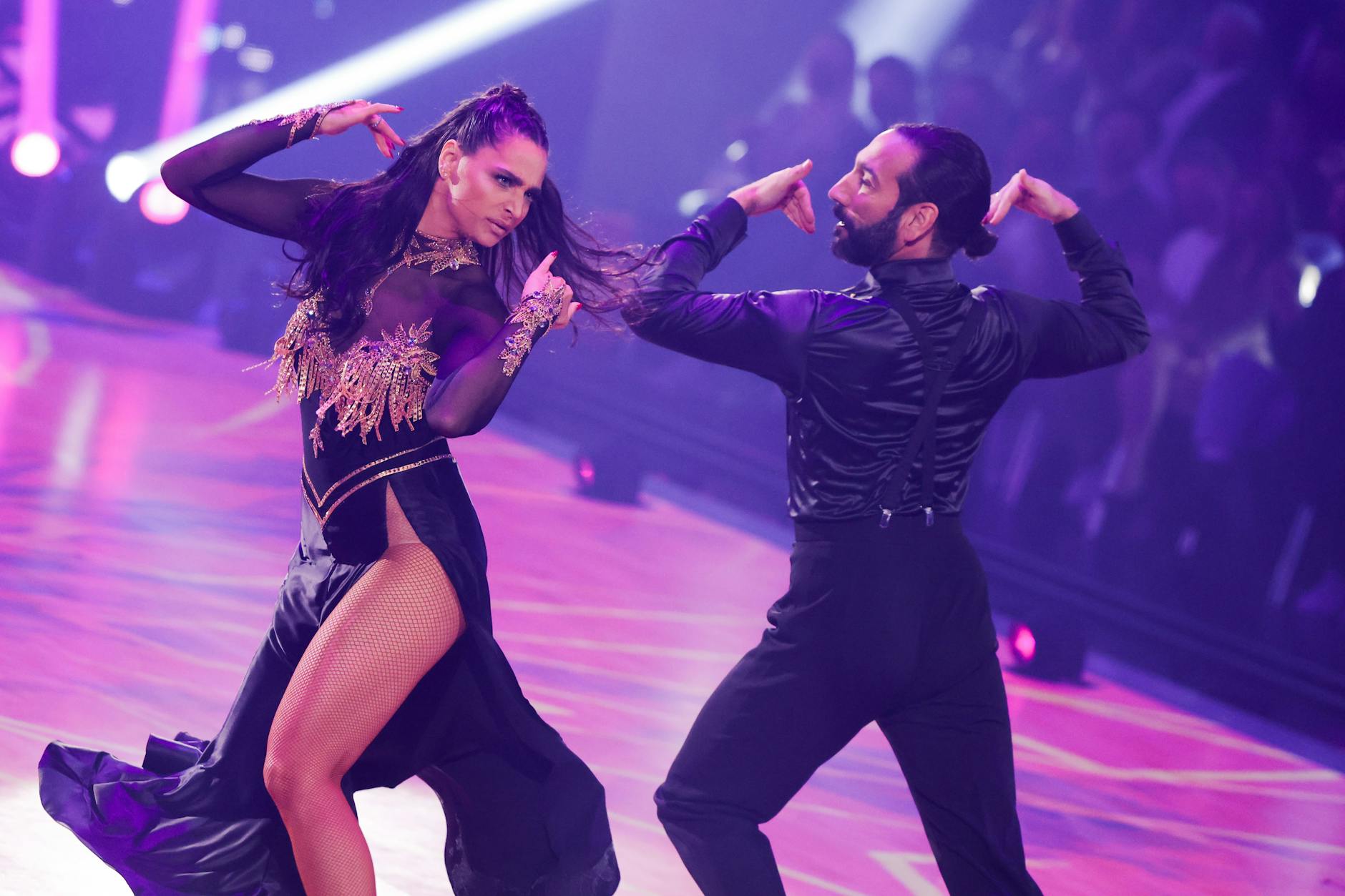 Amira Pocher und Massimo Sinato tanzen bei „Let’s Dance“ zusammen. Unter ihren hautengen Fast-gar-nichts-Kleidern tragen die Promis oft … nichts!