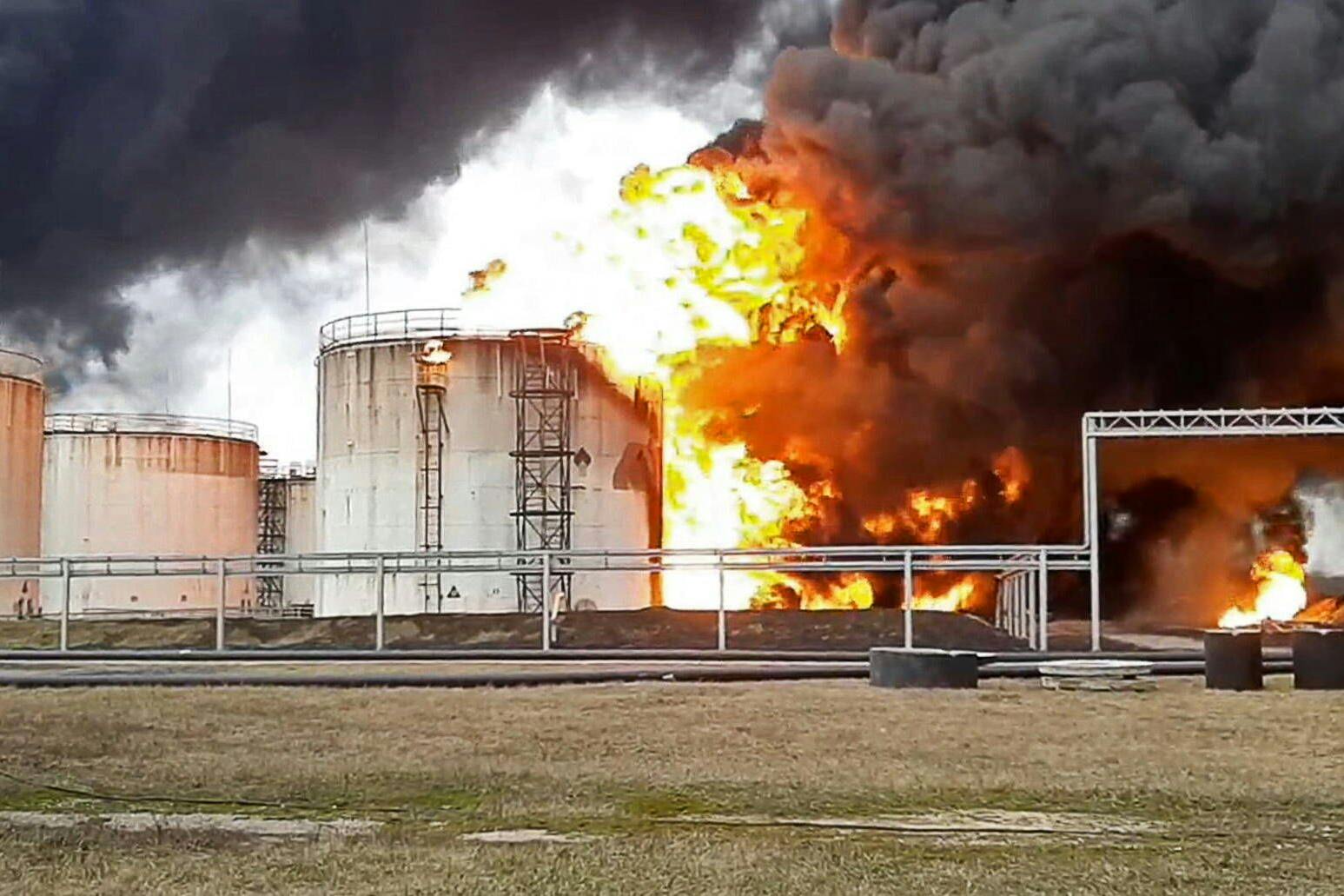 Vermutlich hat ein ukrainischer Raketenangriff ein Öllager im russischen Belgorod zerstört.