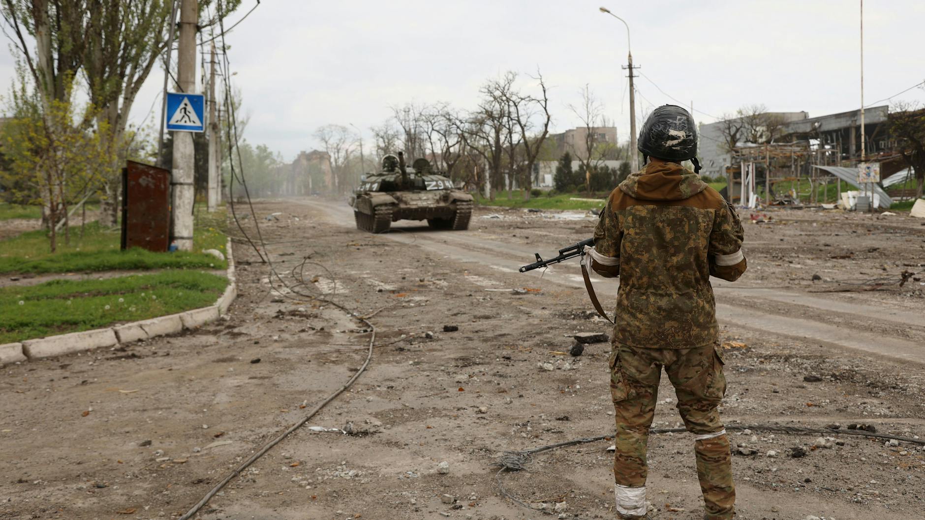 Ein Soldat der Miliz der Volksrepublik Donezk steht an einem Kontrollpunkt in Mariupol, einem Gebiet unter der Regierung der Volksrepublik Donezk im Osten der Ukraine (Symbolbild).