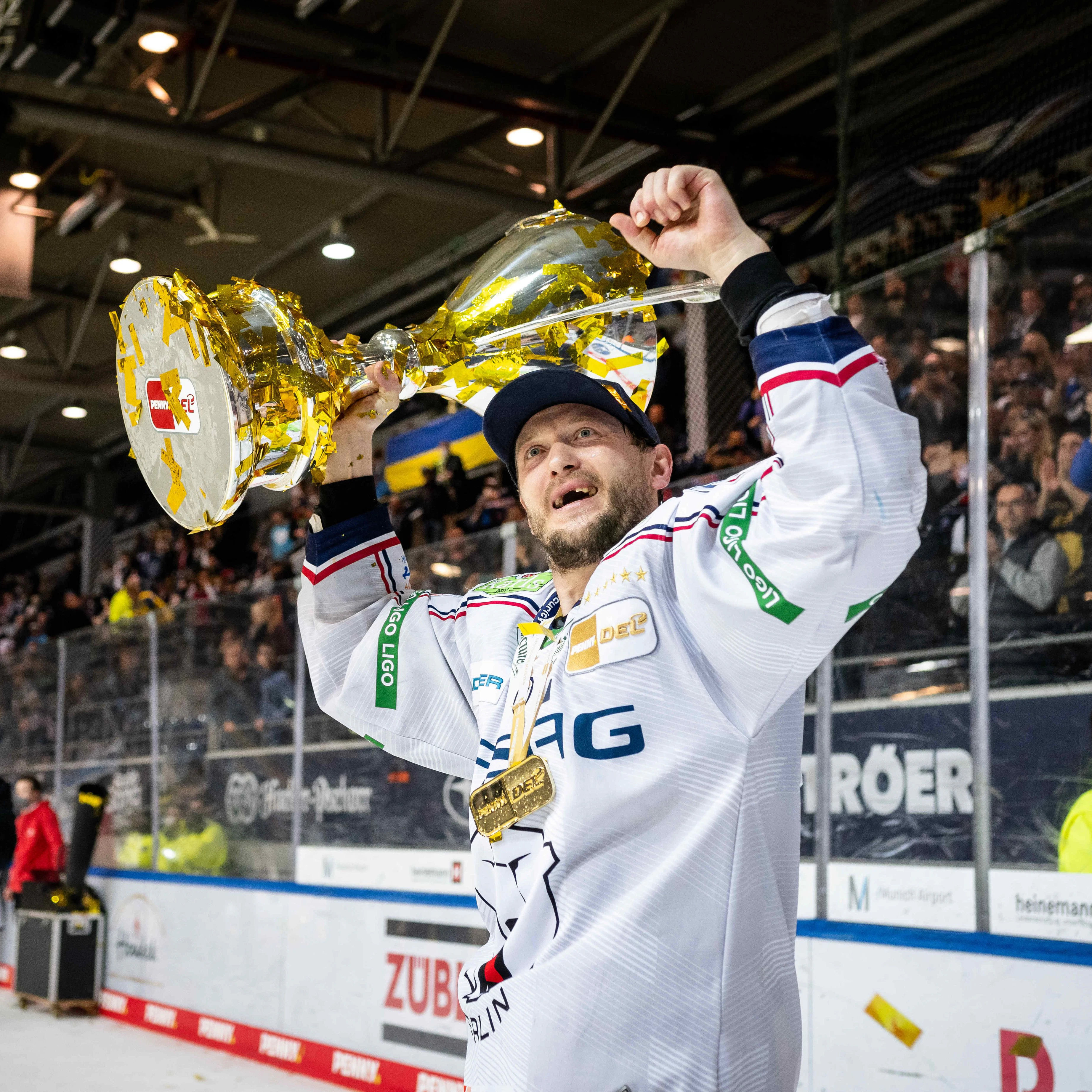 Mister Meister! Kapitän Frank Hördler stemmt zum neunten Mal mit den Eisbären den Pokal.