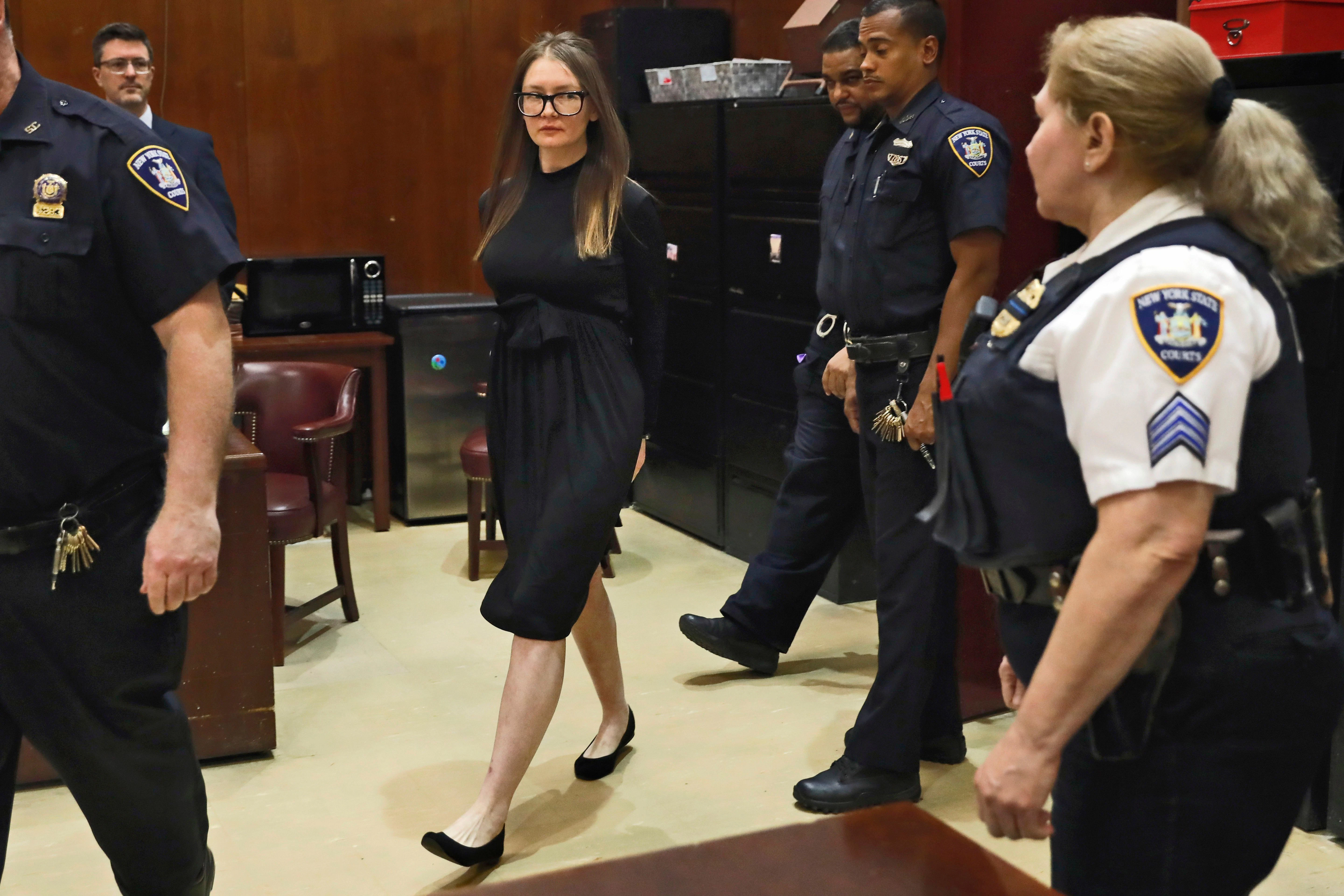 New York im Mai 2019: Anna Sorokin&nbsp;erscheint zu ihrer Urteilsverkündung im klassisch-femininen Look, der das hohe Gericht von ihrer Eigenschaft als seriöse Geschäftsfrau überzeugen soll.