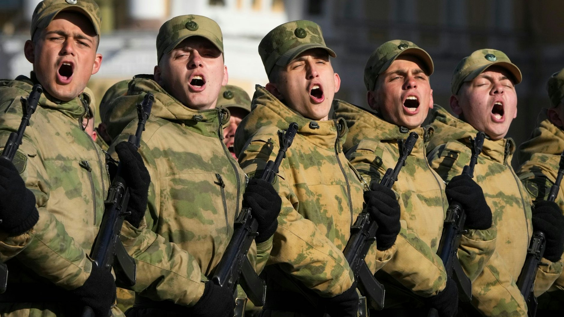 Russische Soldaten bei der Probe einer Militärparade: Putin zögert mit einer Mobilmachung.