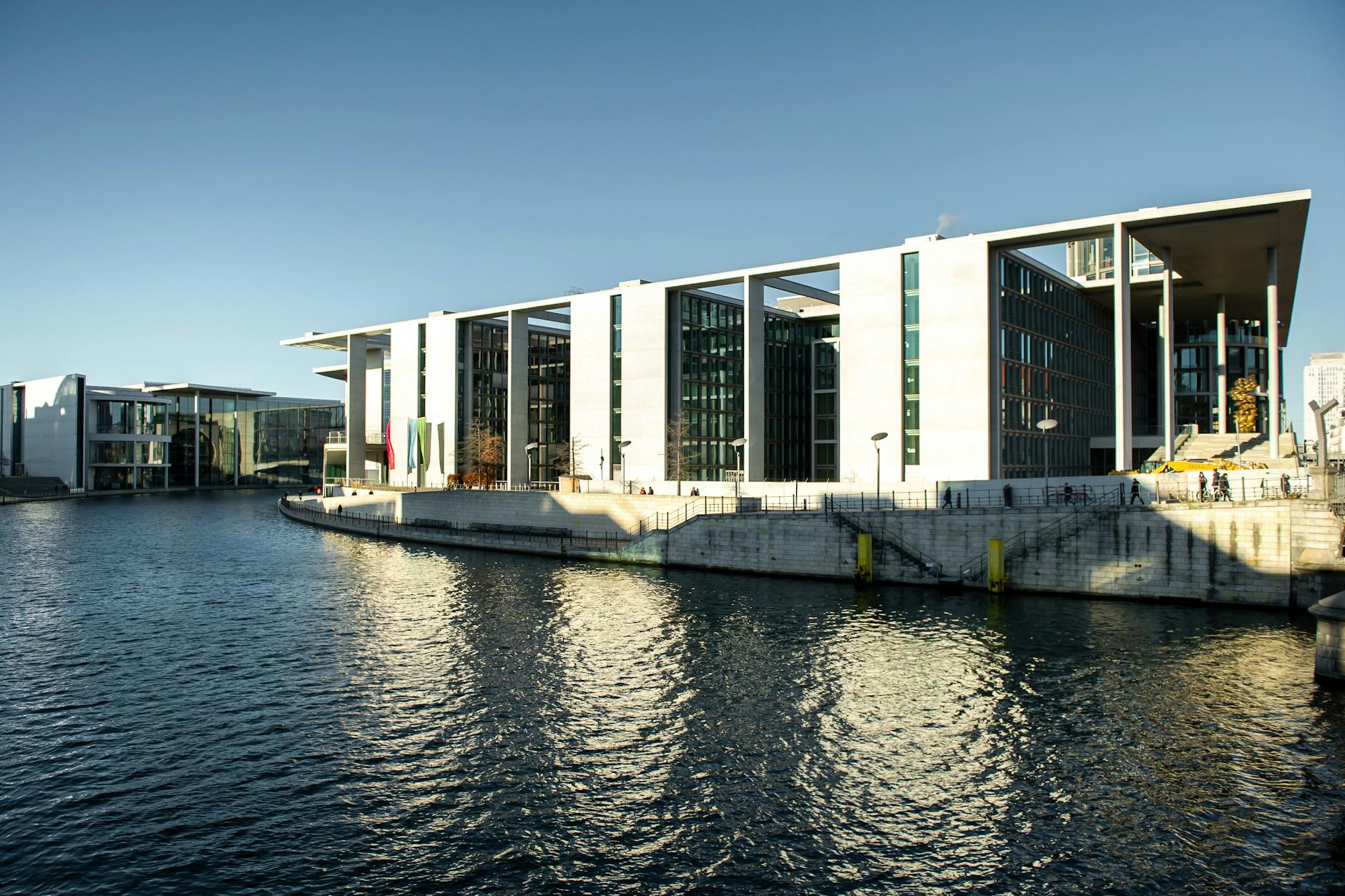 Das Marie-Elisabeth-Lüders-Haus mit dem Erweiterungsbau, dem rechten Gebäudeteil mit dem Türmchen