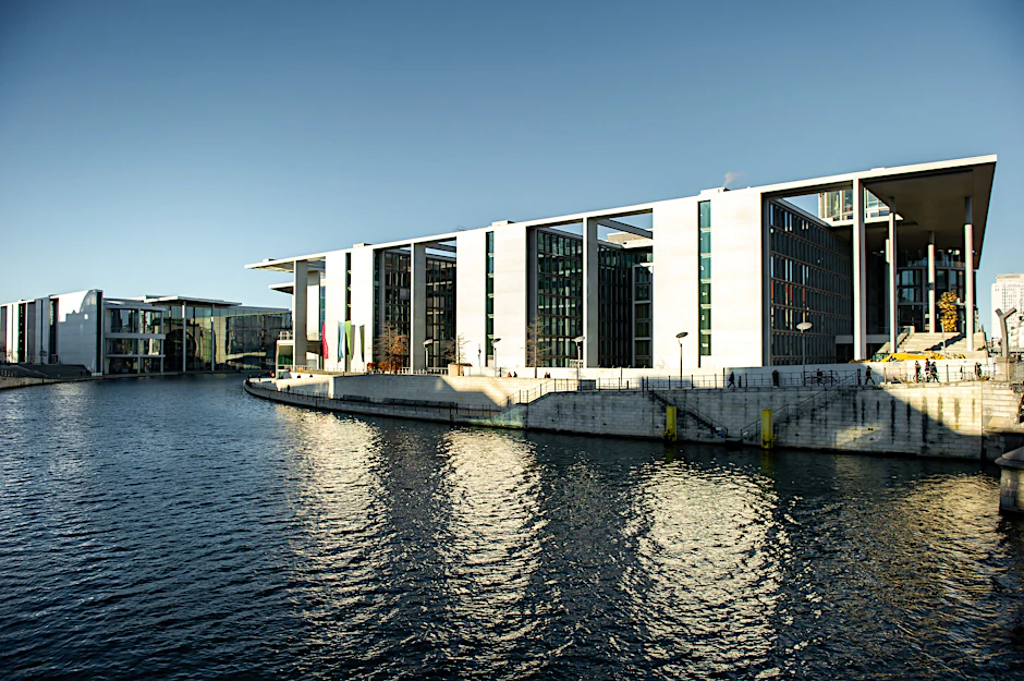 Das Marie-Elisabeth-Lüders-Haus mit dem Erweiterungsbau, dem rechten Gebäudeteil mit dem Türmchen