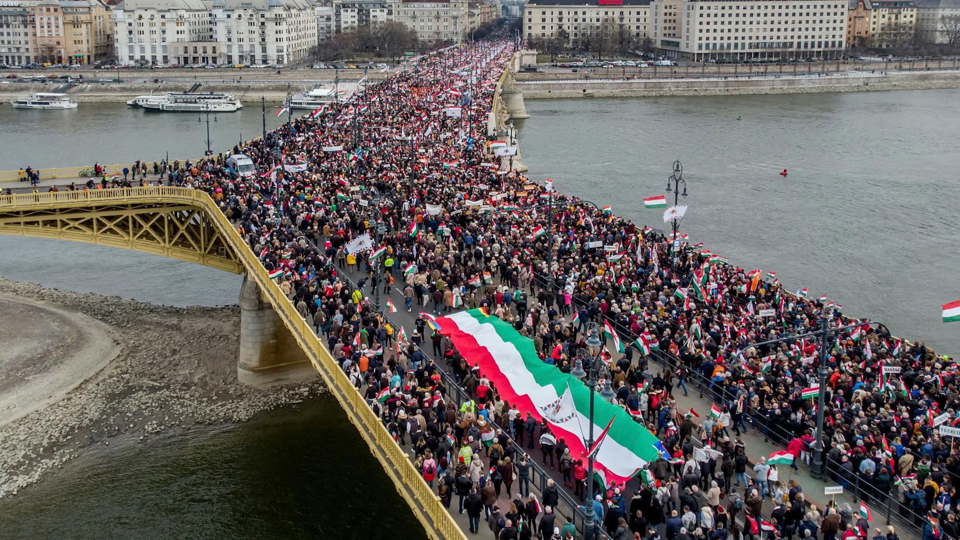 Ein Friedensmarsch in Budapest, Ungarn.