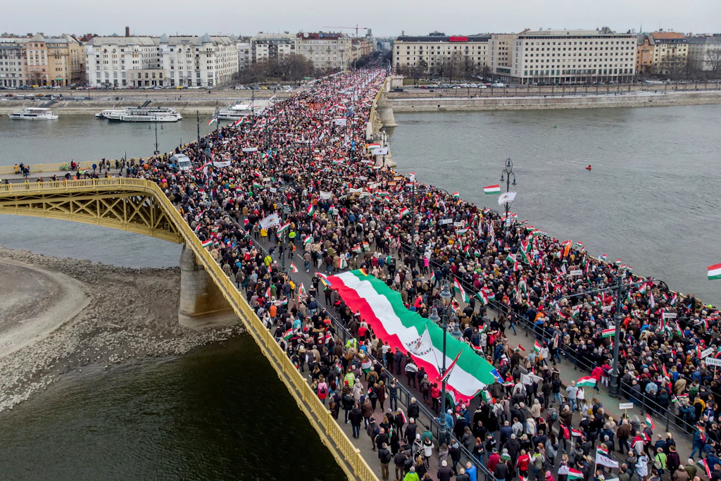 Ungarische Medien: Öl-Embargo gegen Russland hätte katastrophale Folgen
