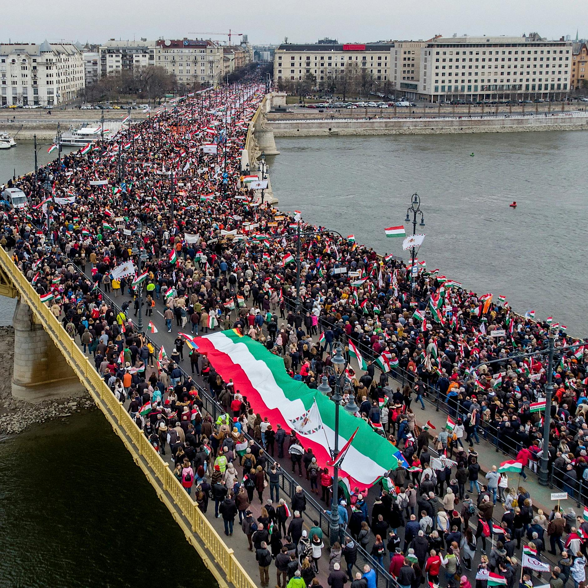 Ungarische Medien: Öl-Embargo gegen Russland hätte katastrophale Folgen
