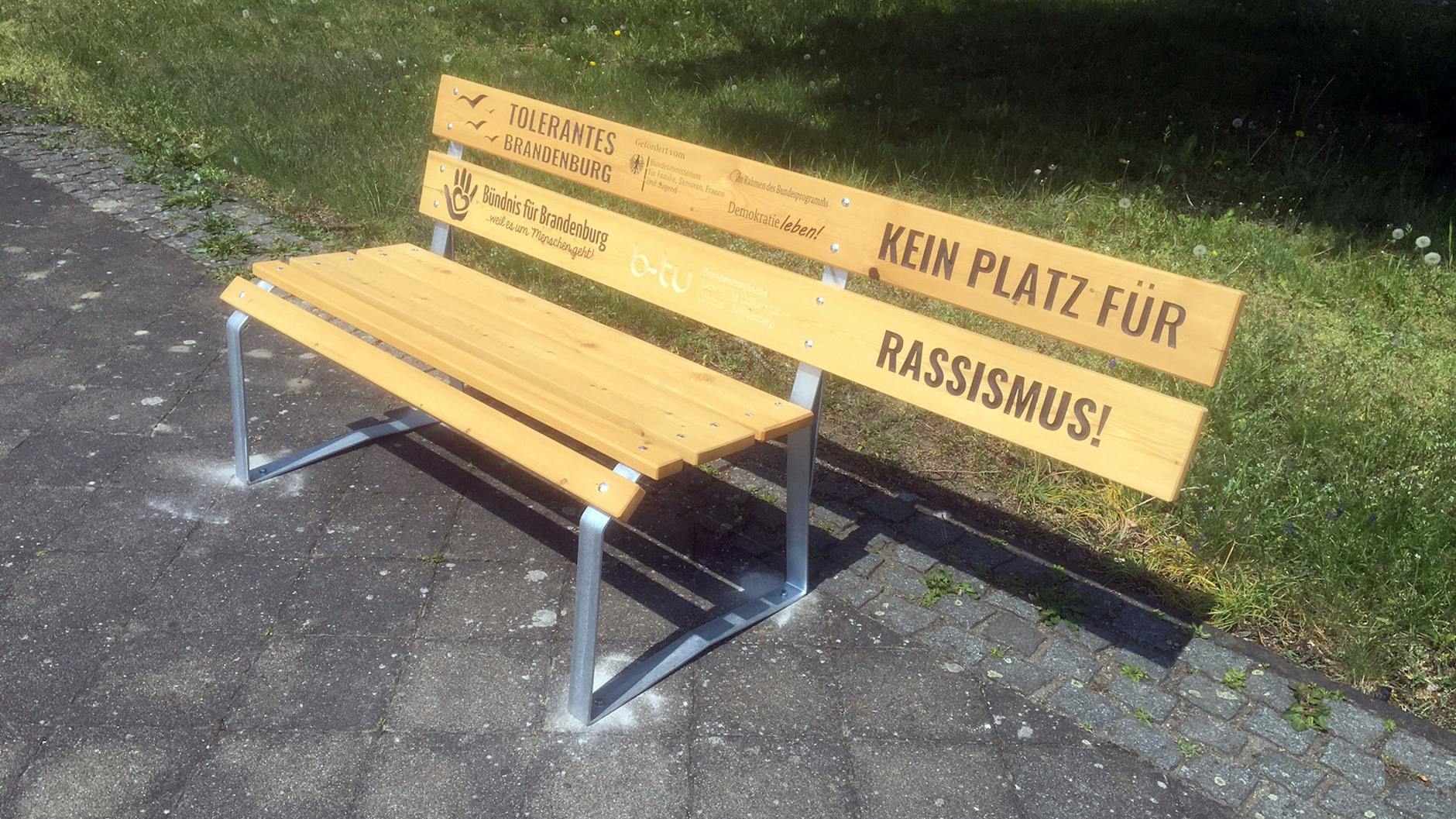 Eine Bank gegen Rassismus auf dem Campus der Brandenburgischen Technischen Universität Cottbus-Senftenberg.