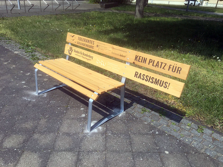 Eine Bank gegen Rassismus auf dem Campus der Brandenburgischen Technischen Universität Cottbus-Senftenberg.