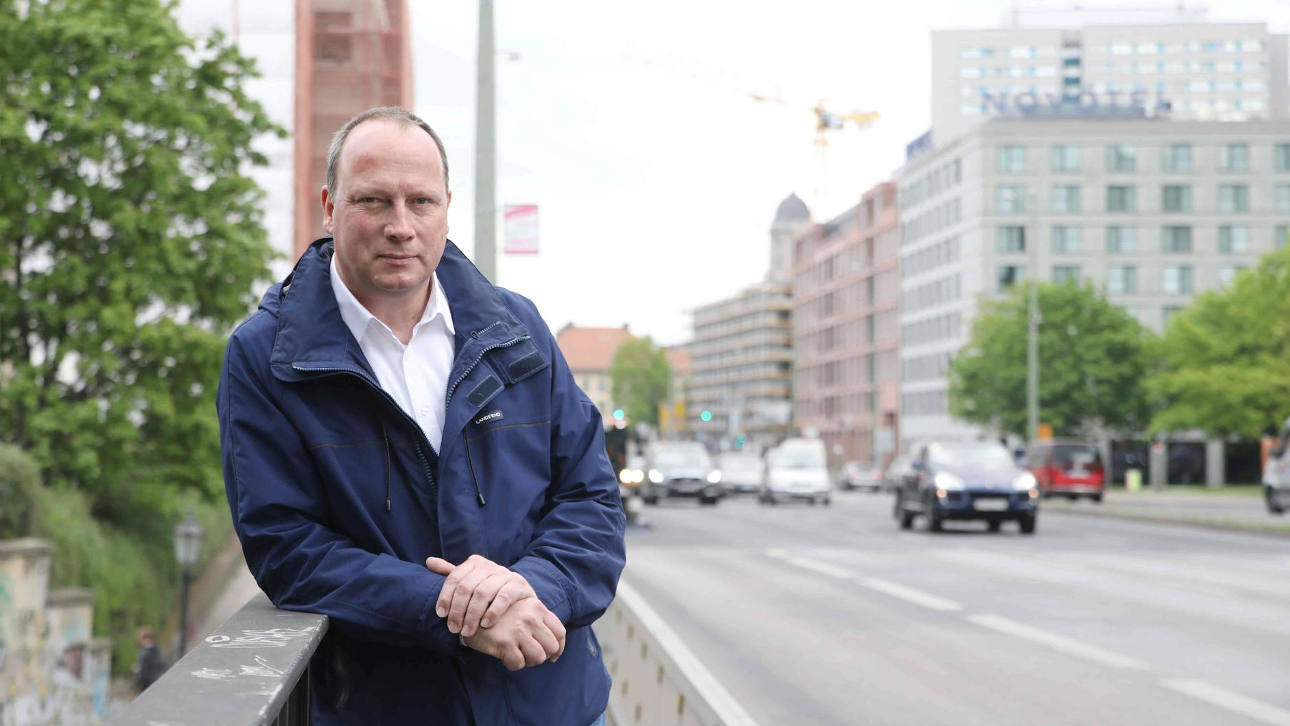 Stefan Lehmkühler, Grünen-Politiker aus Mitte, auf der Neuen Gertraudenbrücke. Die „Stadtautobahn“, die seit DDR-Zeiten durch diese Bereich führt, soll weg, fordert er.