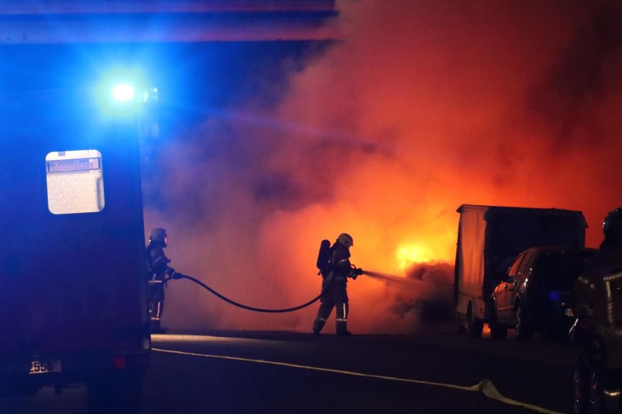 Auch das gab es in der vergangenen Woche in Berlin: Wieder brannten Autos. Alles wie immer also.