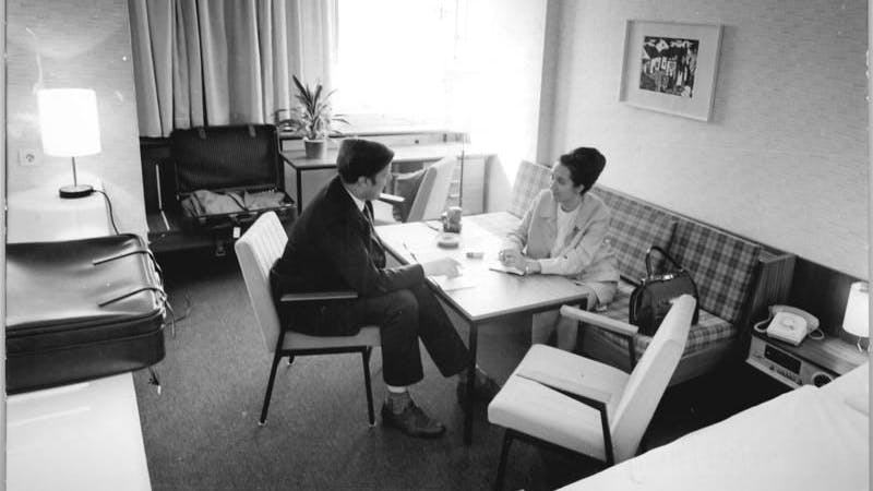 Das Hotel Stadt Berlin, so der ursprüngliche Name des Park Inn, gehörte zur devisenträchtigen Oberklasse der DDR-Gastronomie. Dieses Foto zeigt ein junges Paar in einem der Zimmer 1970, im Jahr der Eröffnung des Hauses.