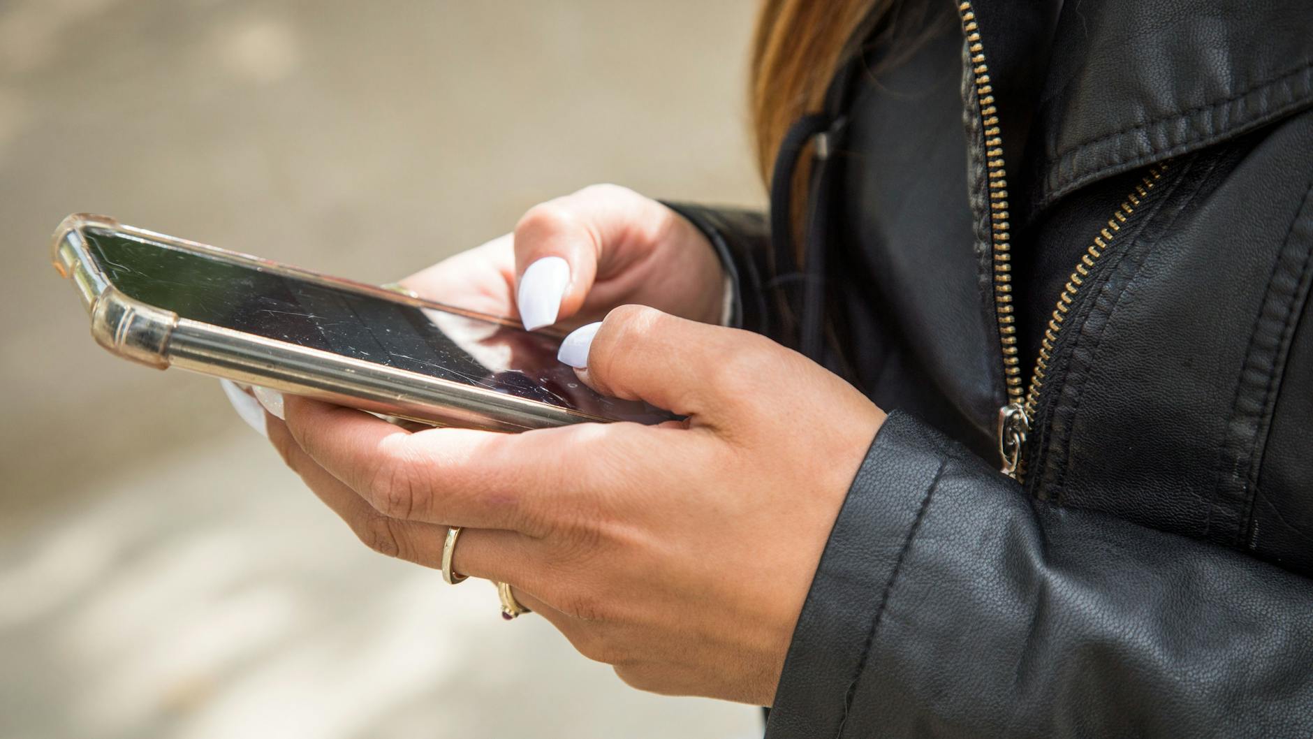 Wer per App nach einer Mitfahrgelegenheit sucht, sollte nicht auf Fake-Fahrer hereinfallen, die Links zu falschen Bezahlplattformen schicken (Symbolbild).
