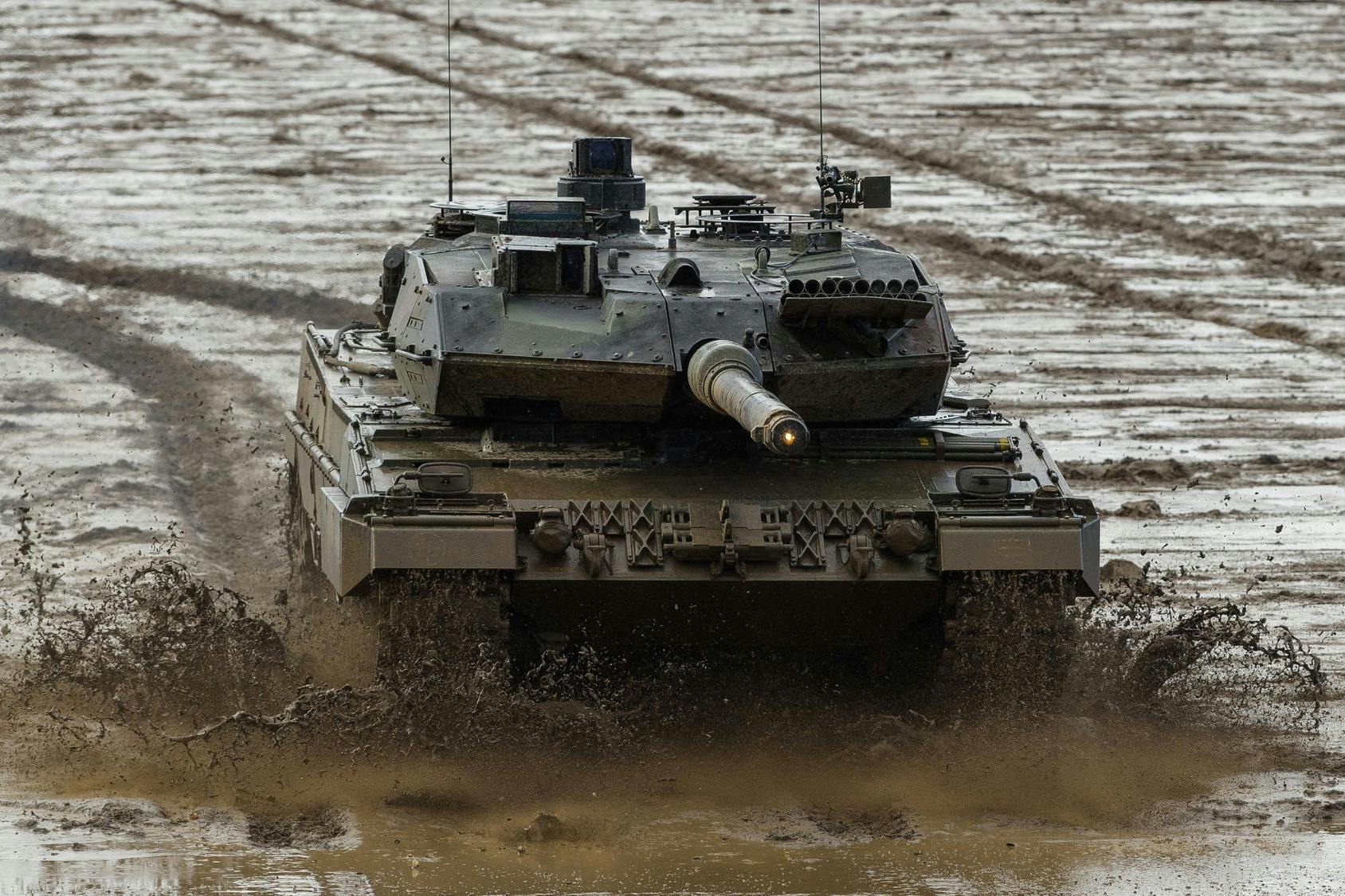 Ein Leopard-2-Kampfpanzer. Laut einem Bericht hatte die Bundesregierung schon im Frühsommer 2022 eine Liste mit verfügbaren Leopard-Modellen.