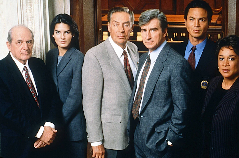 Das&nbsp;„Law &amp; Order“-Team der ersten Stunde:&nbsp;Steven Hill, Angie Harmon, Jerry Orbach, Sam Waterston, Benjamin Bratt, S. Epatha Merkerson (v. l.)