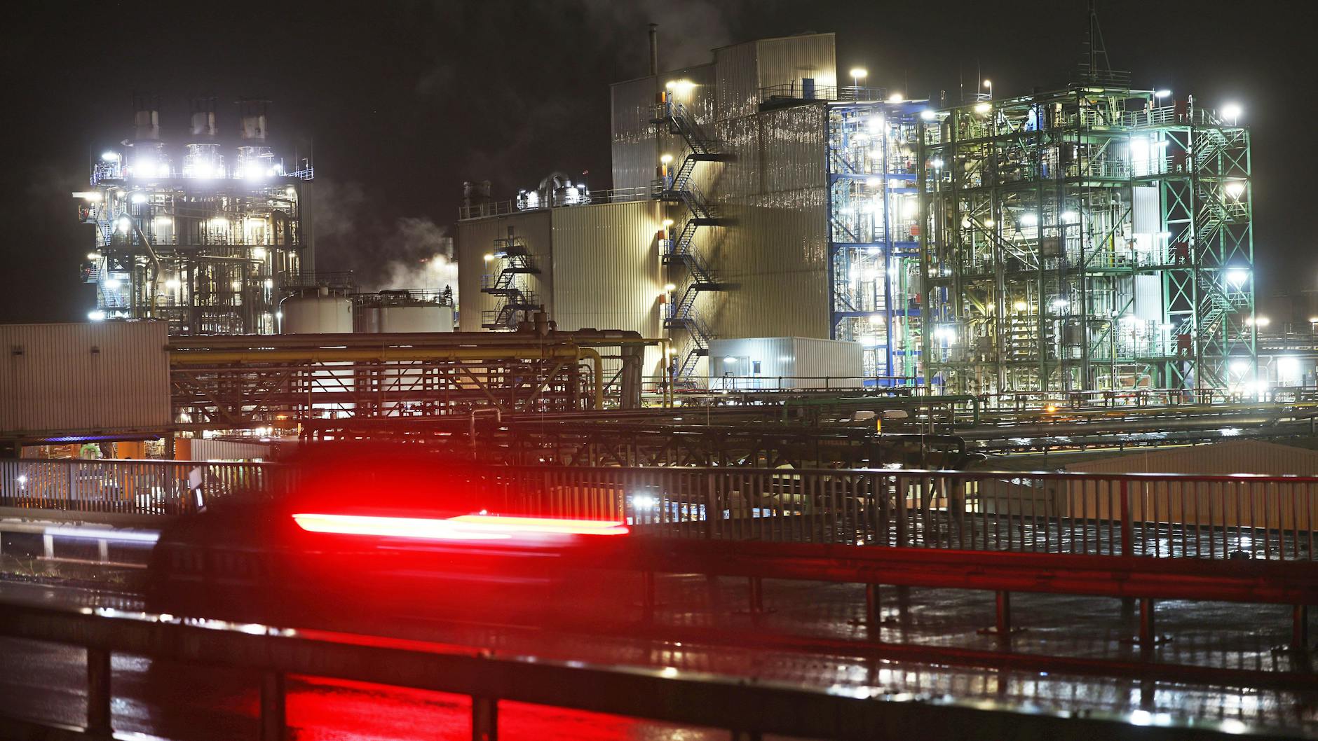 Industrieanlage in einem Chemiepark (Symbolbild)