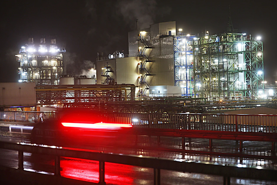 Industrieanlage in einem Chemiepark (Symbolbild)