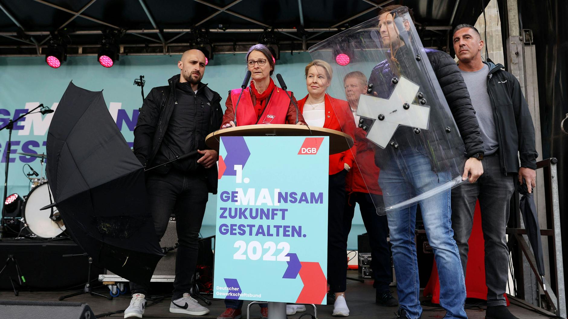 Katja Karger mit Franziska Giffey am 1. Mai am Brandenburger Tor