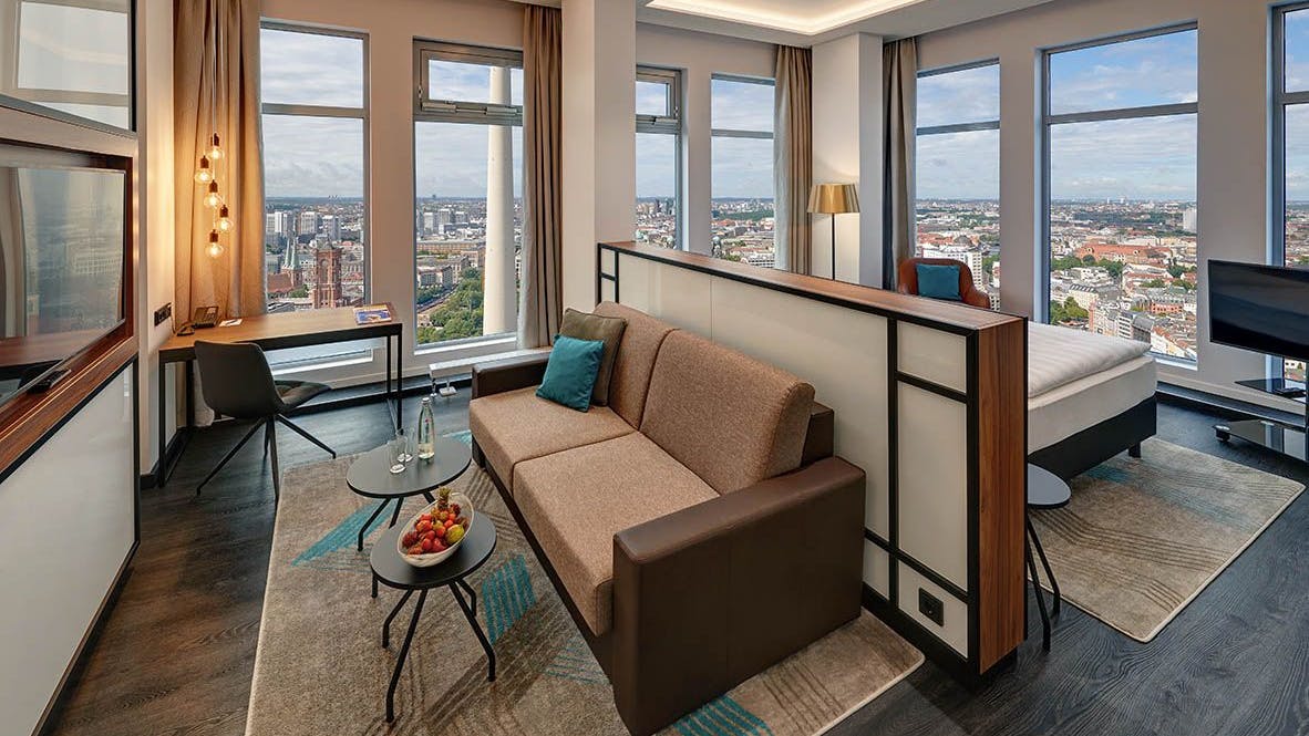 Vieles hat sich geändert seit der Eröffnung des Hotels am Alexanderplatz 1970. Die einmalige Aussicht über Berlin – hier eine Suite – ist geblieben.