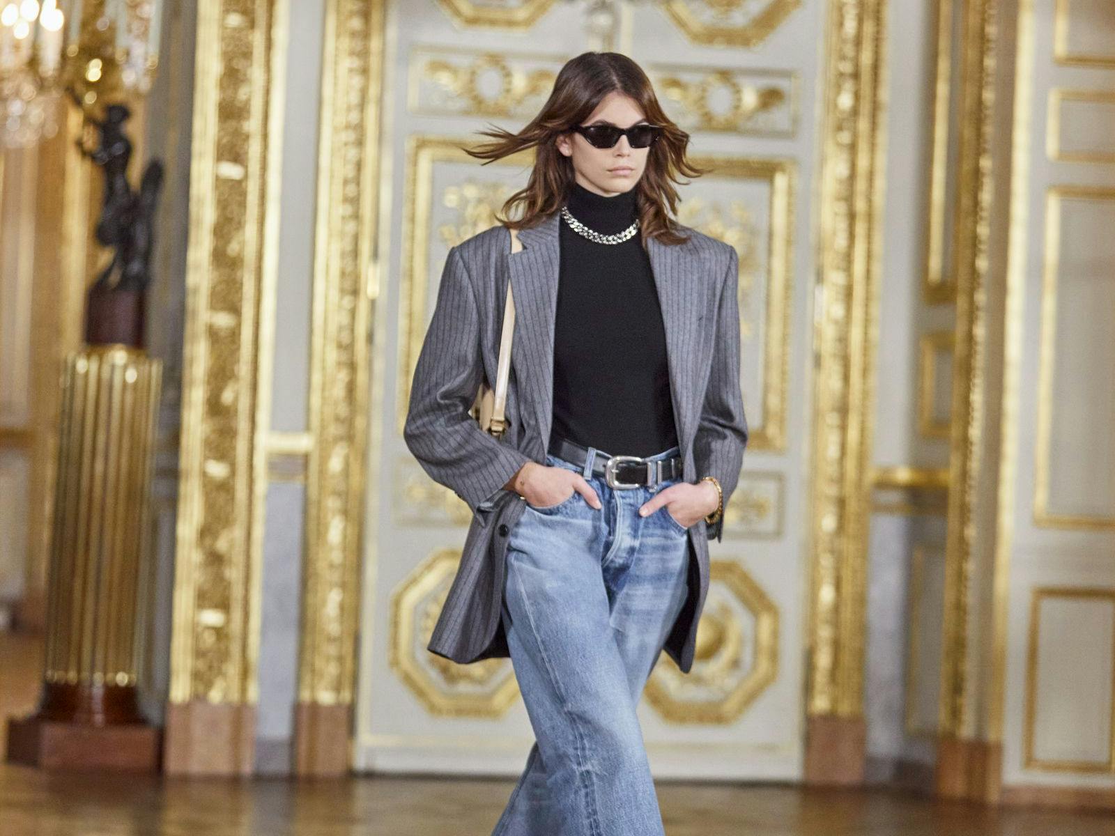 Die Celine-Frau durchschreitet im neuen Video von Hedi Slimane den frisch renovierten Salon im Hôtel de la Marine, das sich am Place de la Concorde in Paris befindet.