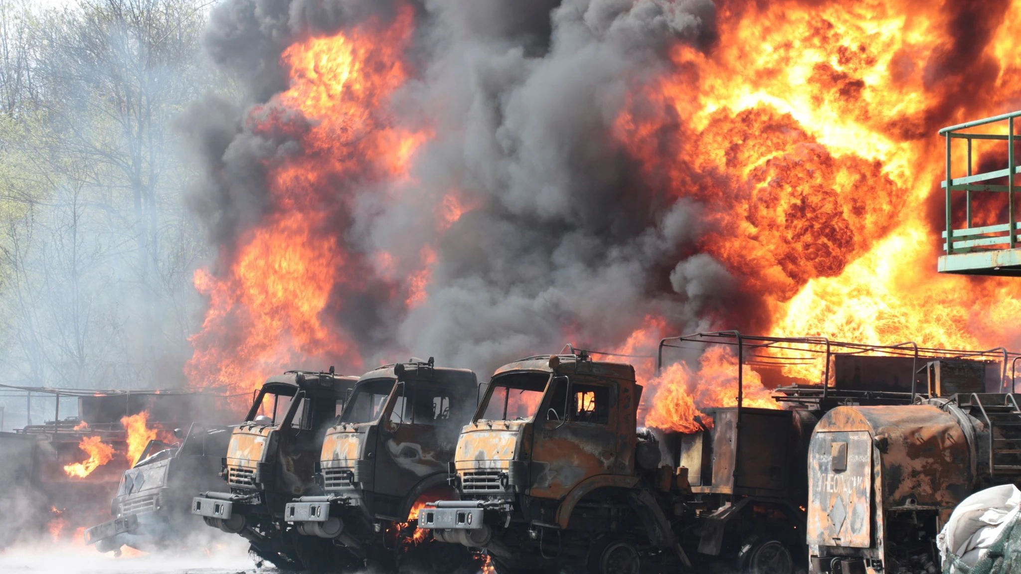 Ein Öldepot im von russlandnahen Separatisten kontrollierten Makiivka steht nach dem Einschlag von Raketen in Flammen.