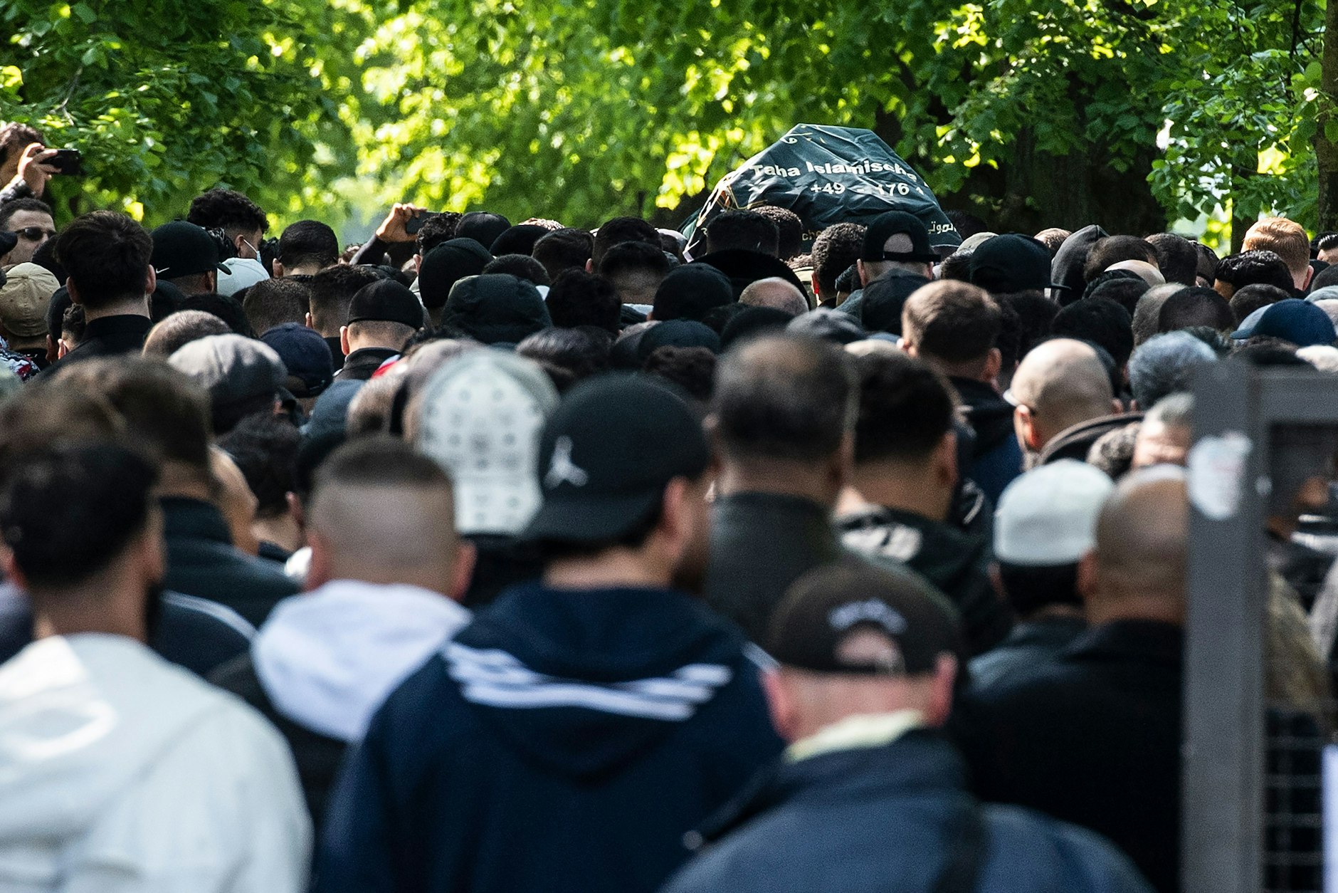 Zahlreiche Trauergäste folgen dem Sarg eines 25-jährigen Mitglieds eines arabischstämmigen Clans auf dem Neuen Zwölf-Apostel-Kirchhof im Stadtteil Schöneberg.