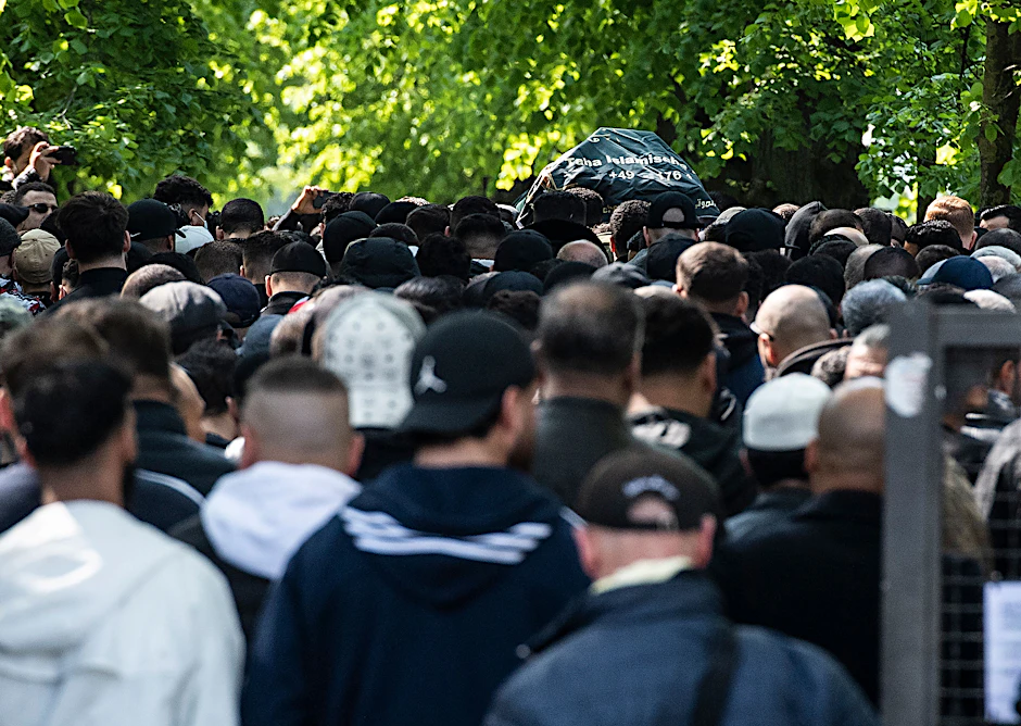 Zahlreiche Trauergäste folgen dem Sarg eines 25-jährigen Mitglieds eines arabischstämmigen Clans auf dem Neuen Zwölf-Apostel-Kirchhof im Stadtteil Schöneberg.