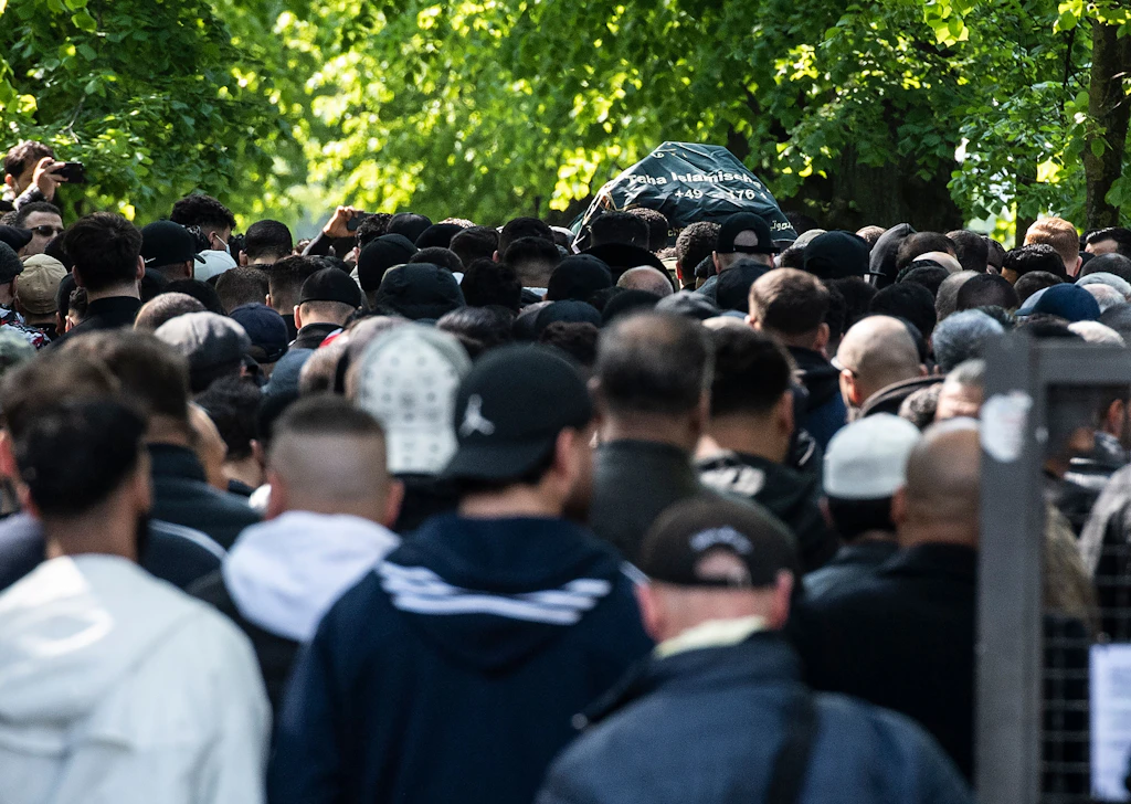 Clan-Beerdigung in Berlin: 1000 Trauergäste kommen zur Beisetzung von Mohamed R.