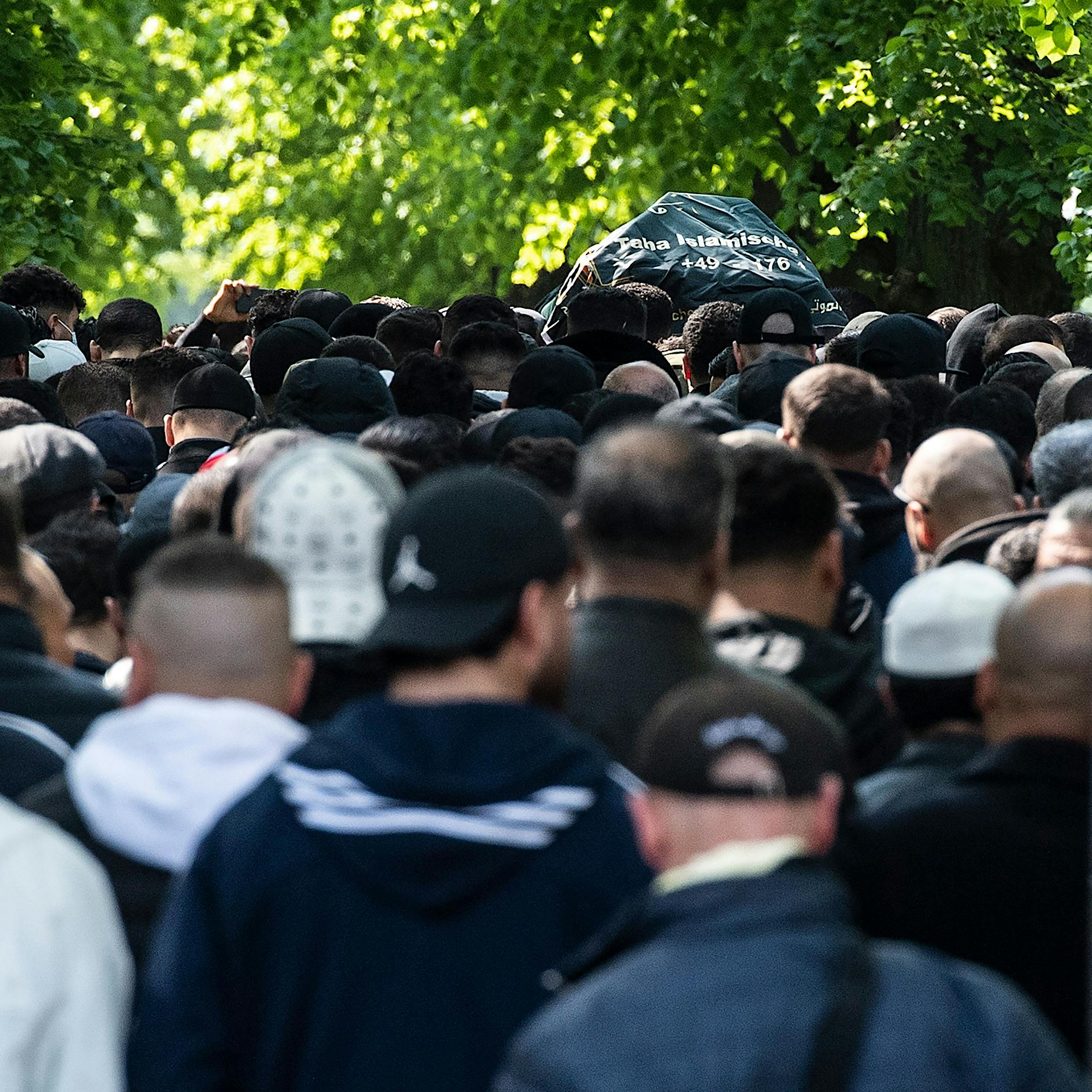 Clan-Beerdigung in Berlin: 1000 Trauergäste kommen zur Beisetzung von Mohamed R.