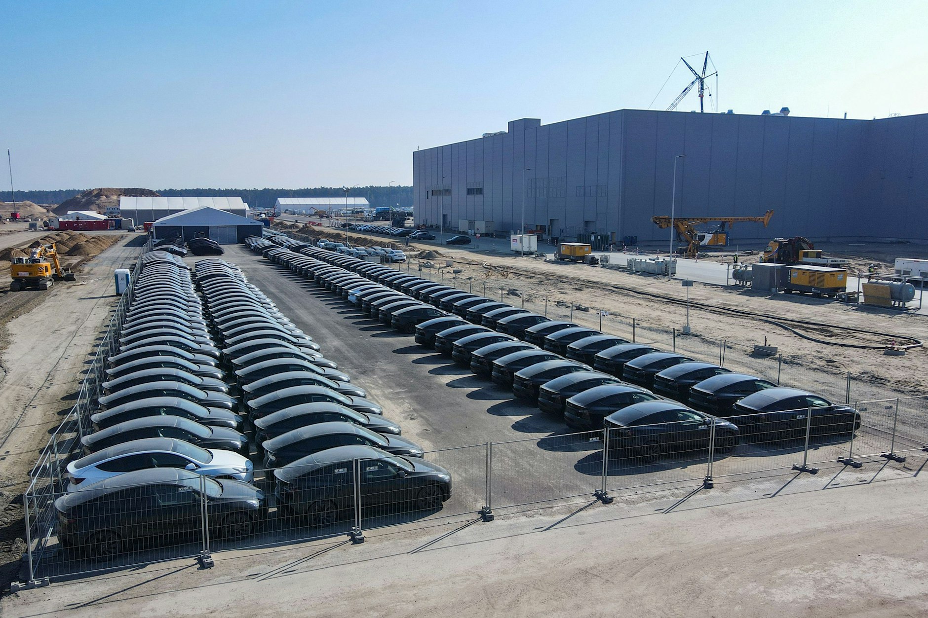 E-Autos vom Typ Tesla Model Y stehen auf dem Gelände der Tesla Gigafactory. (Archivbild)