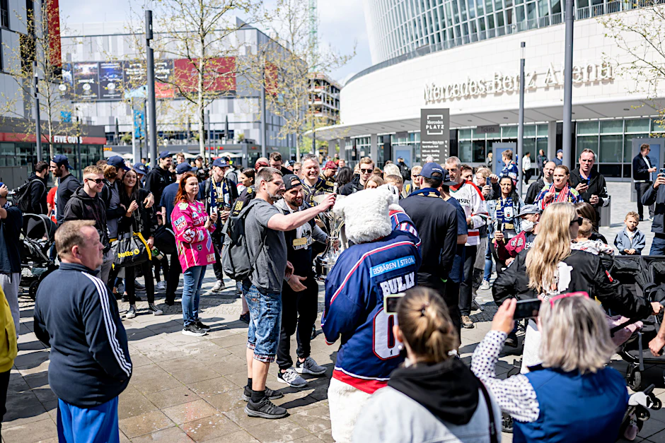 Ein kleiner Vorgeschmack auf das, was in den nächsten Tagen kommt: Eisbär Zach Boychuk &amp; Co. nehmen sich nach der Rückkehr aus München nach Berlin viel Zeit für die wartenden Fans und gemeinsame Selfies.