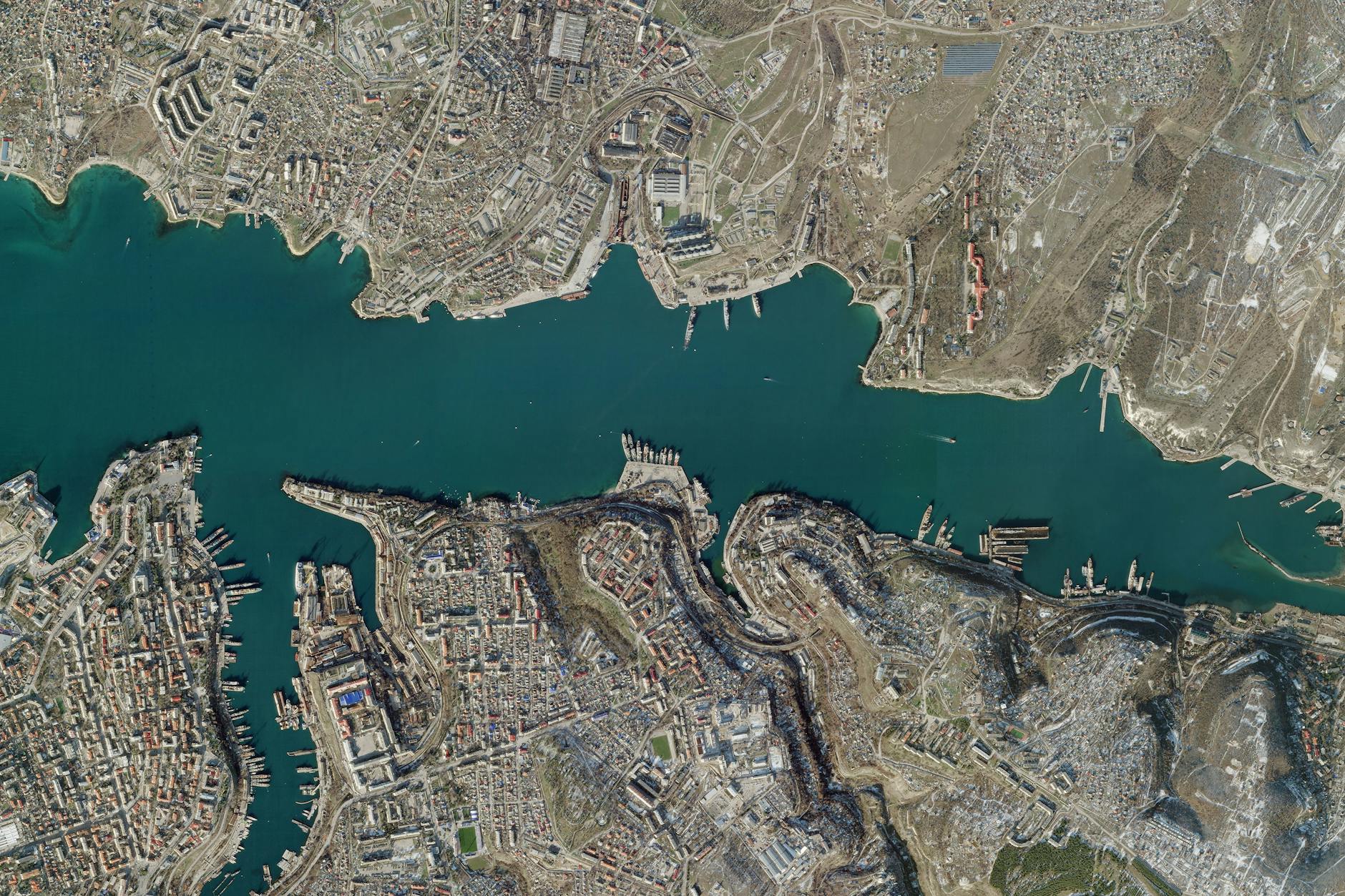 Die von Planet Labs PBC herausgegebene Aufnahme zeigt die Hafenstadt Sewastopol auf der Halbinsel Krim, wo Russlands Schwarzmeerflotte stationiert ist.