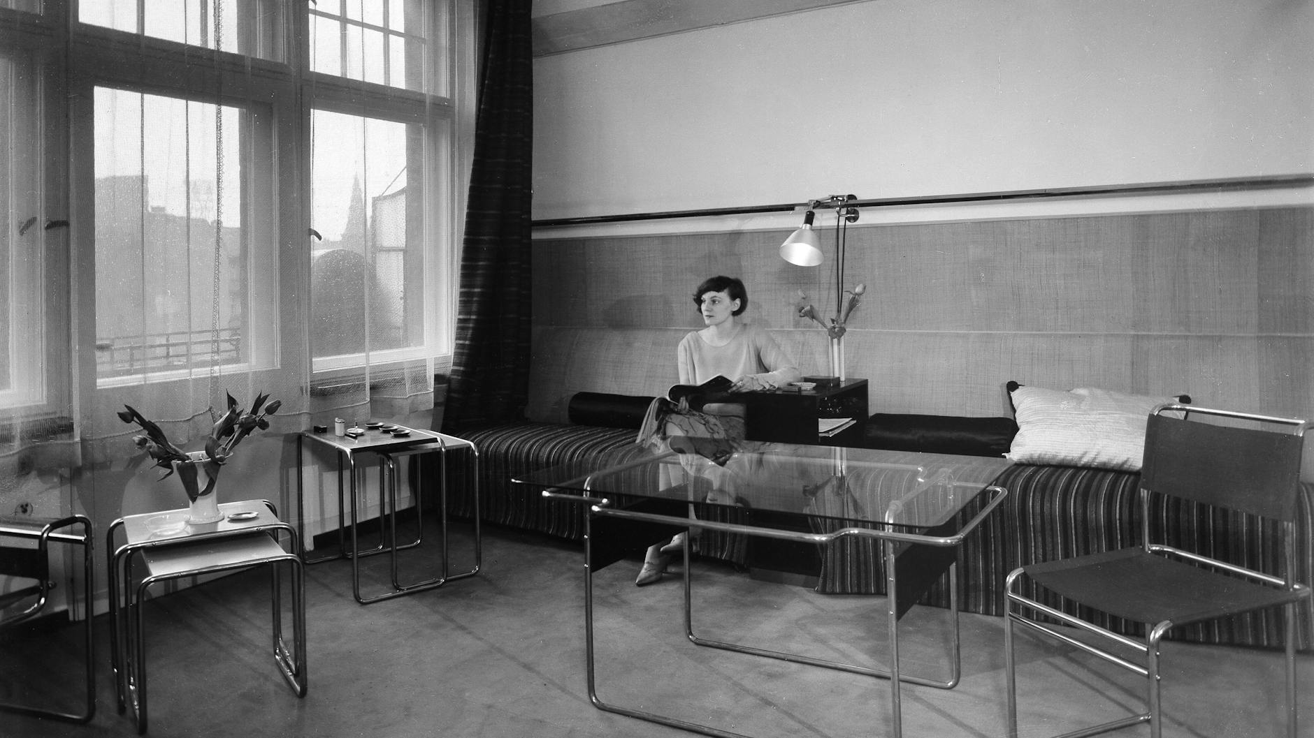 Die Wohnung bezieht Piscator mit seiner Ehefrau, der Schauspielerin Hildegard Jurczyk.